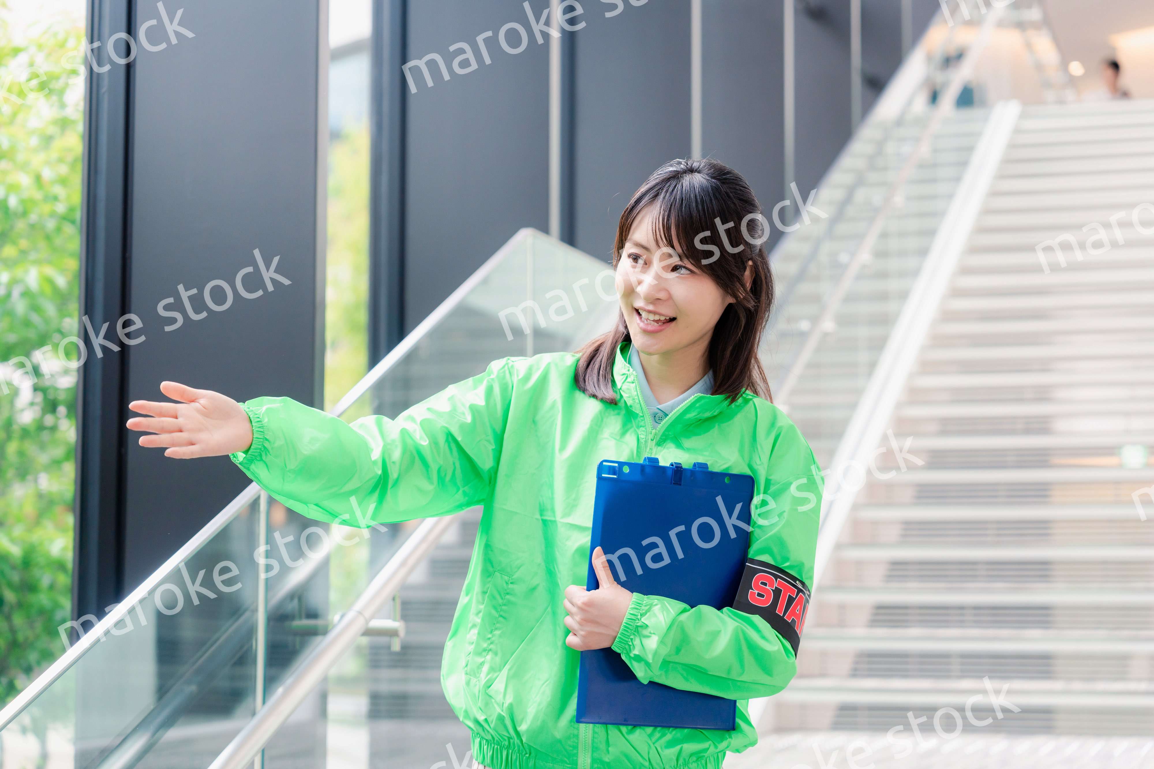 笑顔で案内をするイベントスタッフ