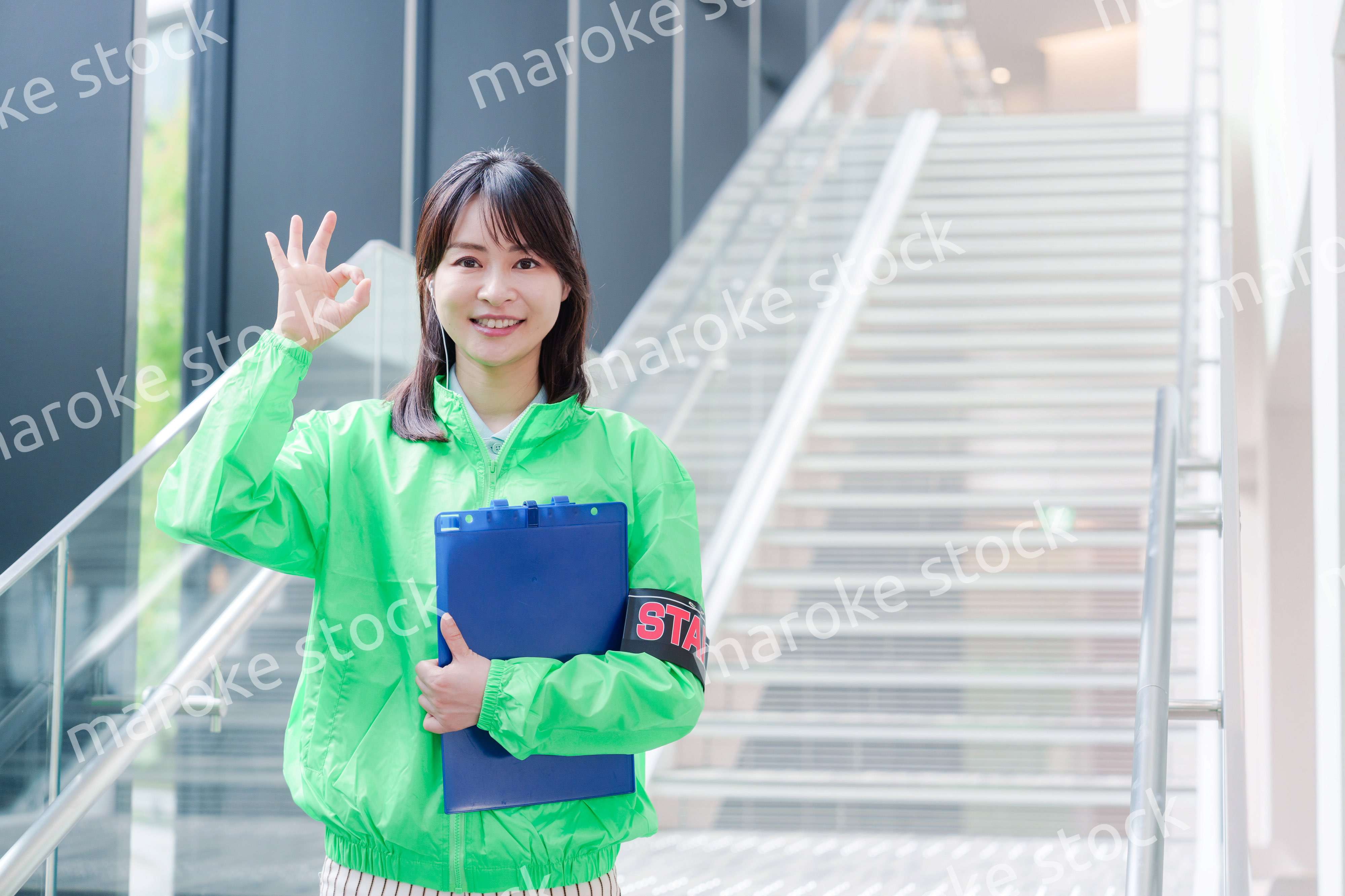 笑顔で案内をするイベントスタッフ