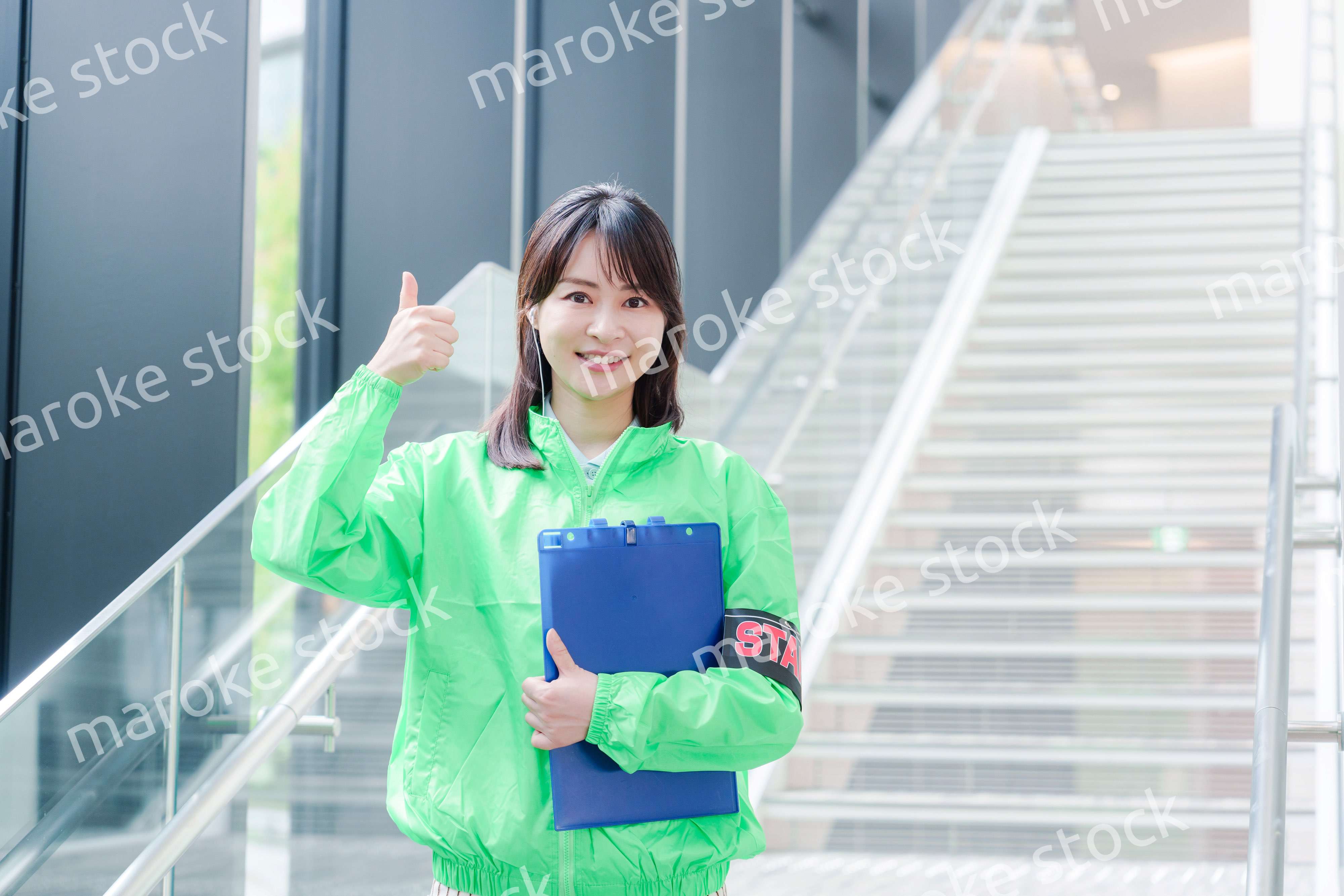 笑顔で案内をするイベントスタッフ