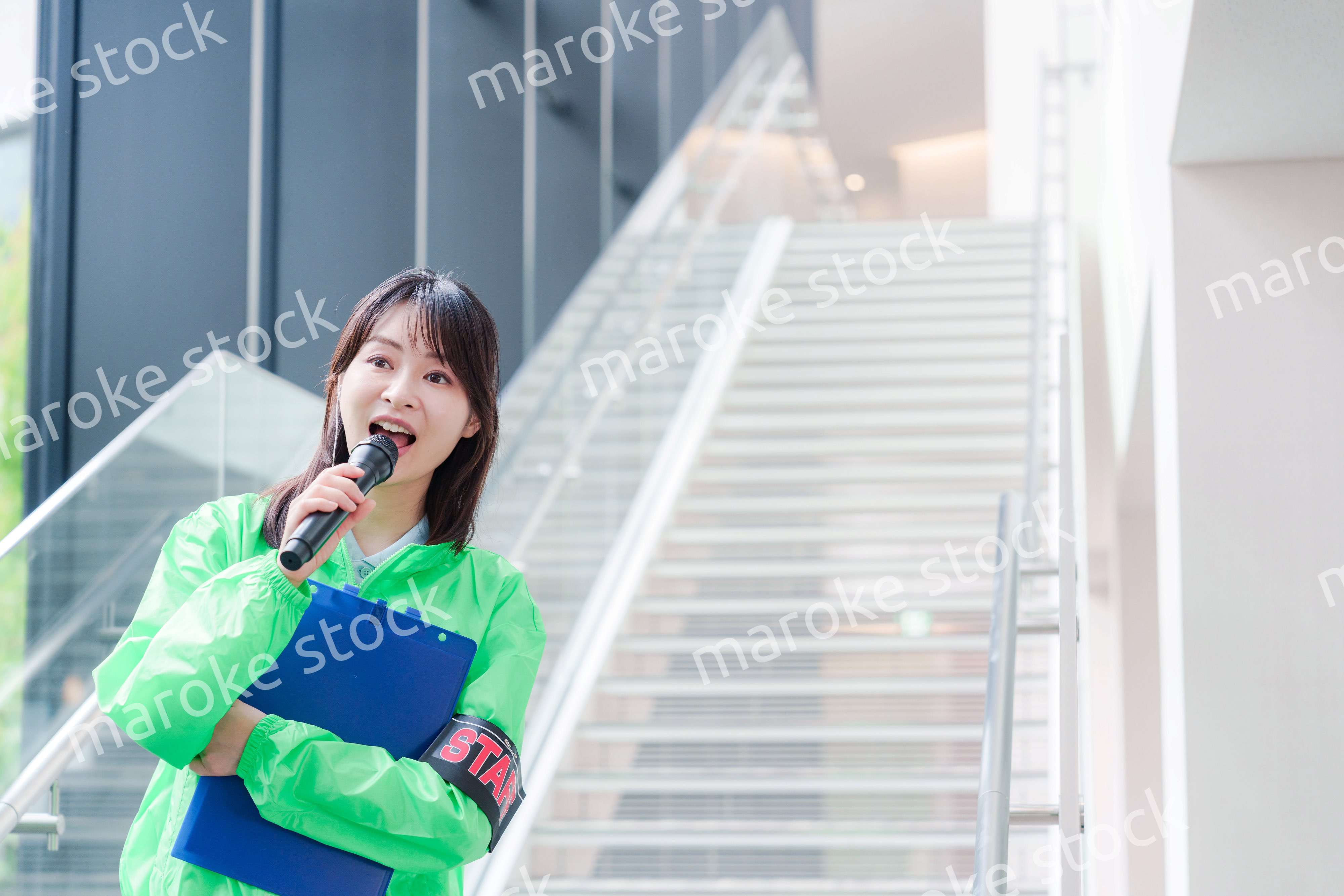 笑顔で案内をするイベントスタッフ