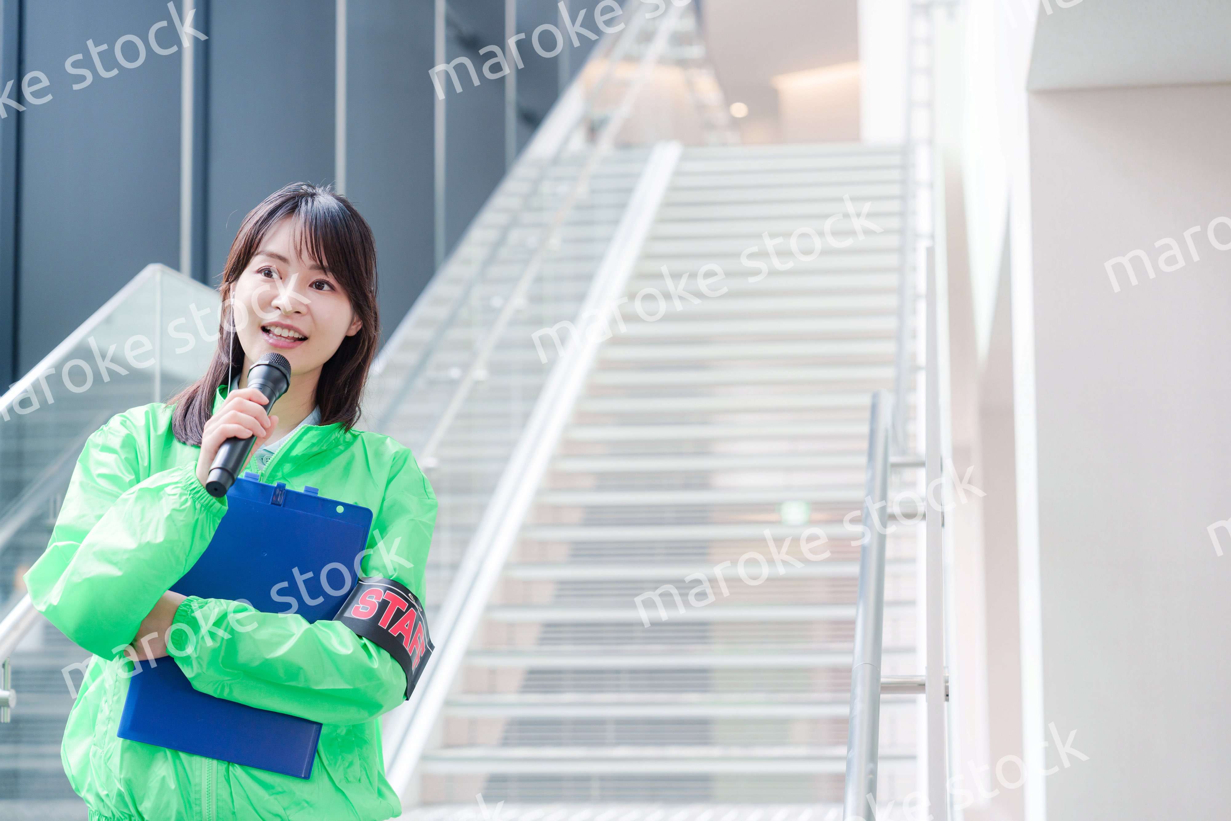 笑顔で案内をするイベントスタッフ