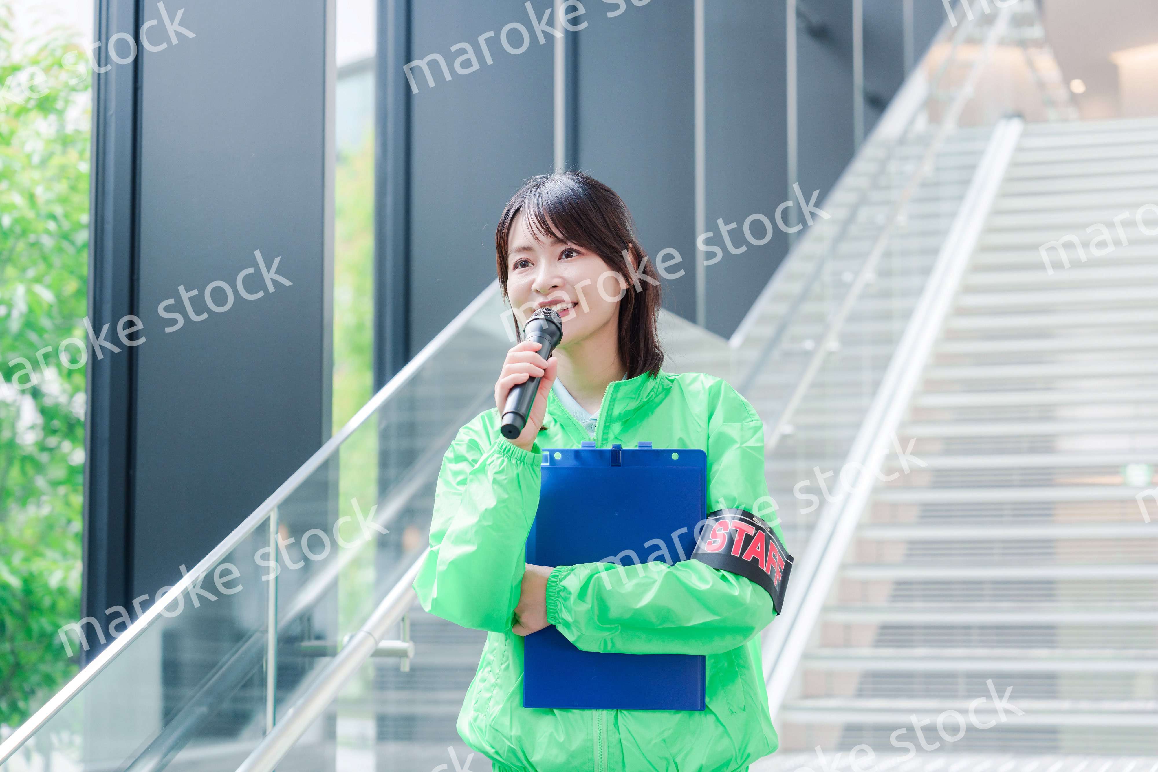 笑顔で案内をするイベントスタッフ