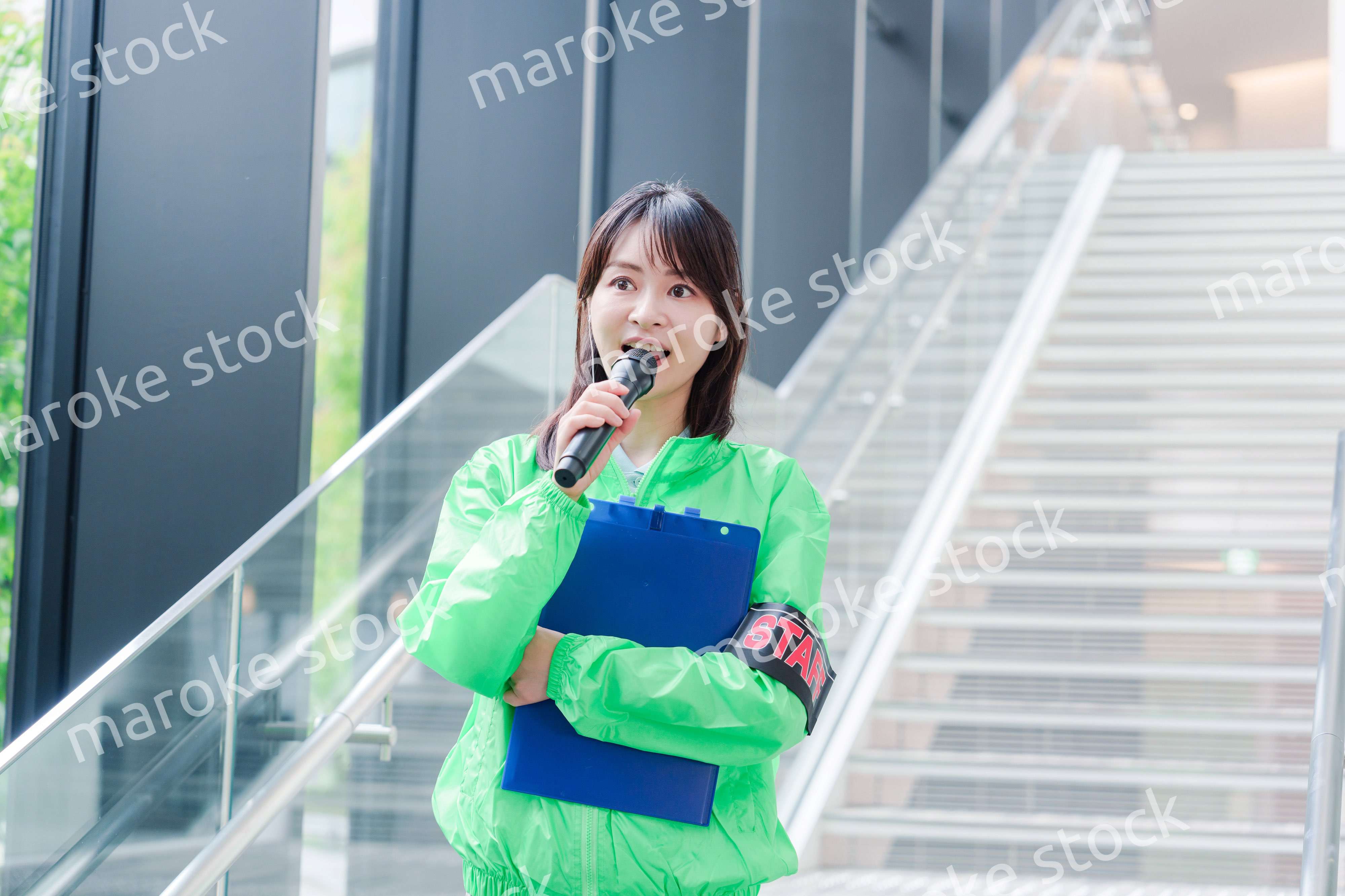 笑顔で案内をするイベントスタッフ