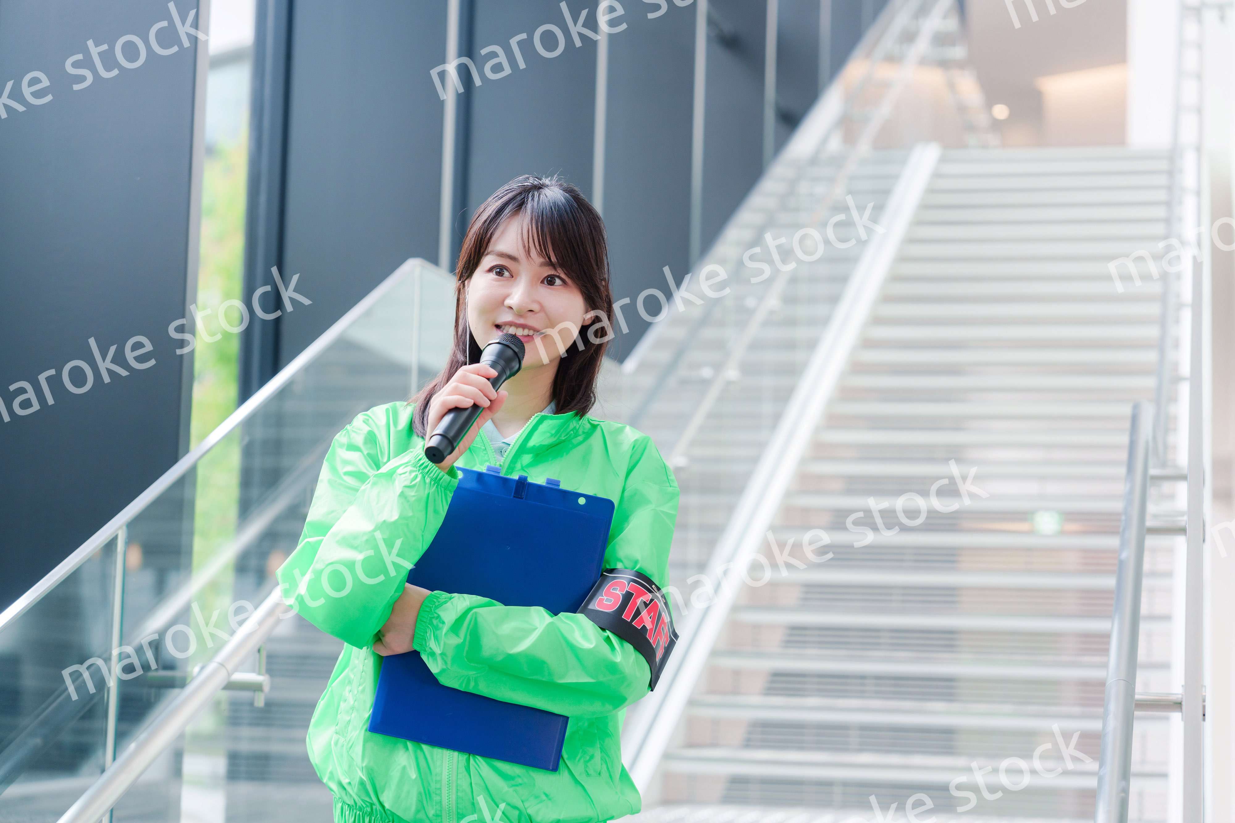 笑顔で案内をするイベントスタッフ