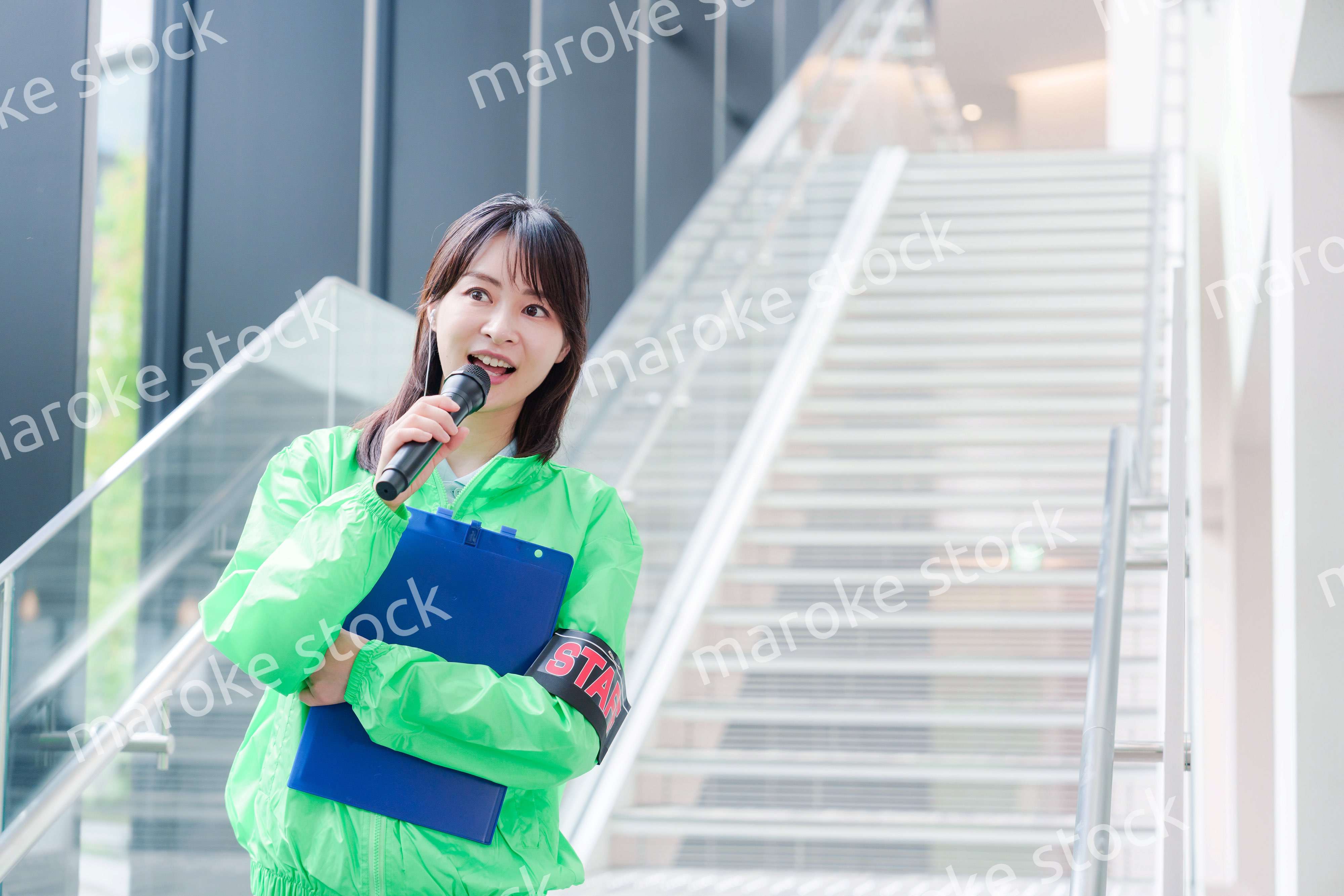 笑顔で案内をするイベントスタッフ