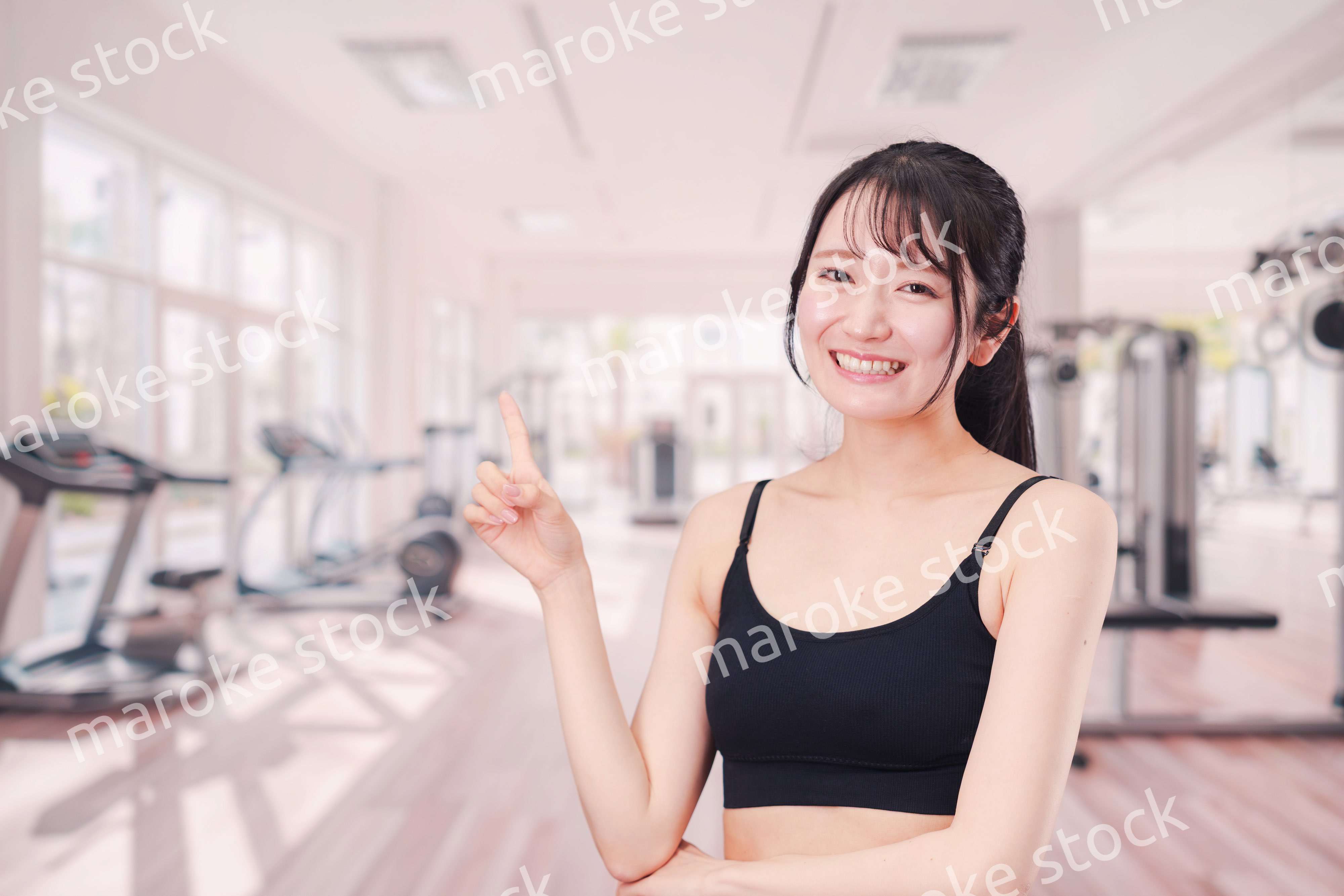 ジムでランニングをする若い女性