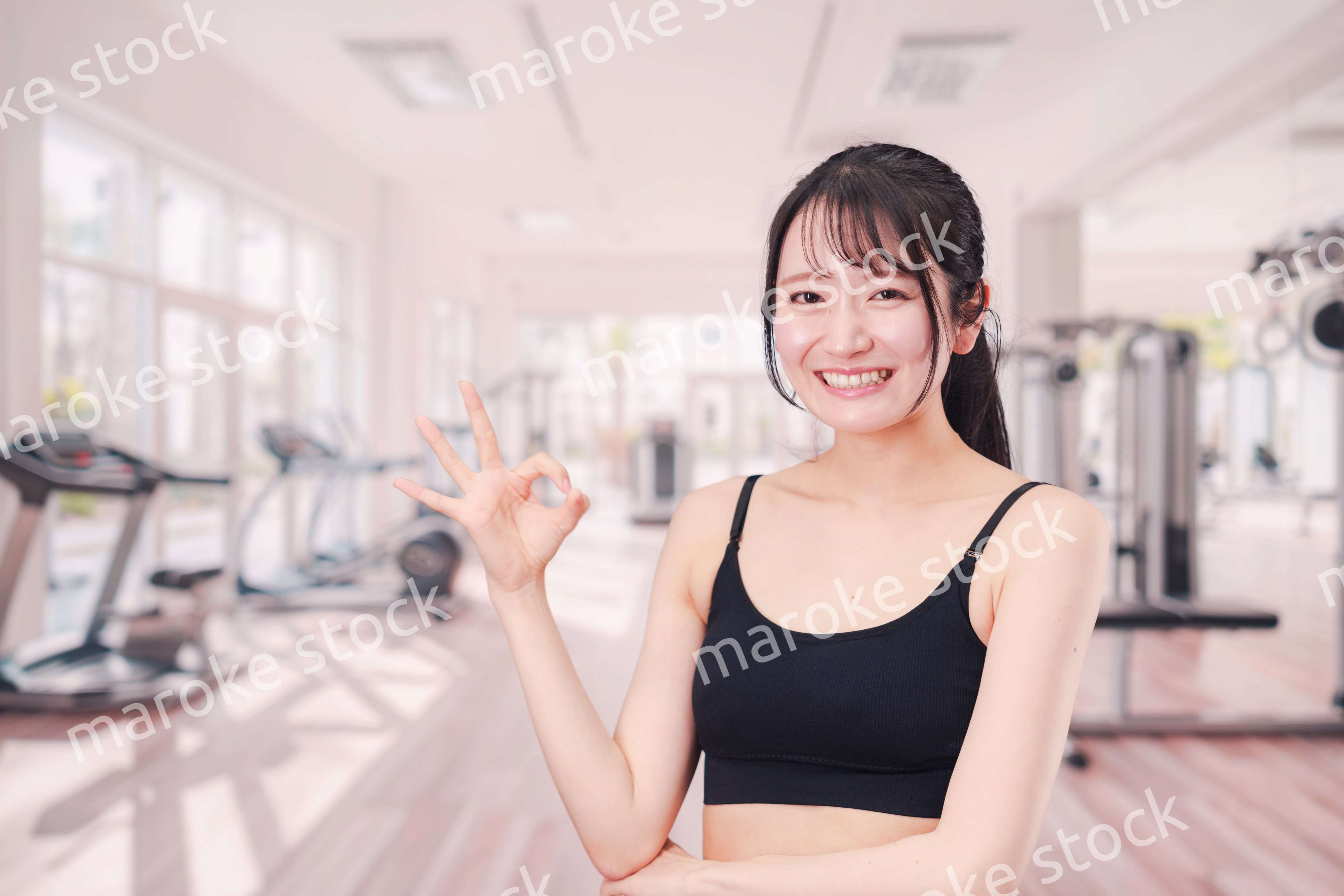 ジムでランニングをする若い女性