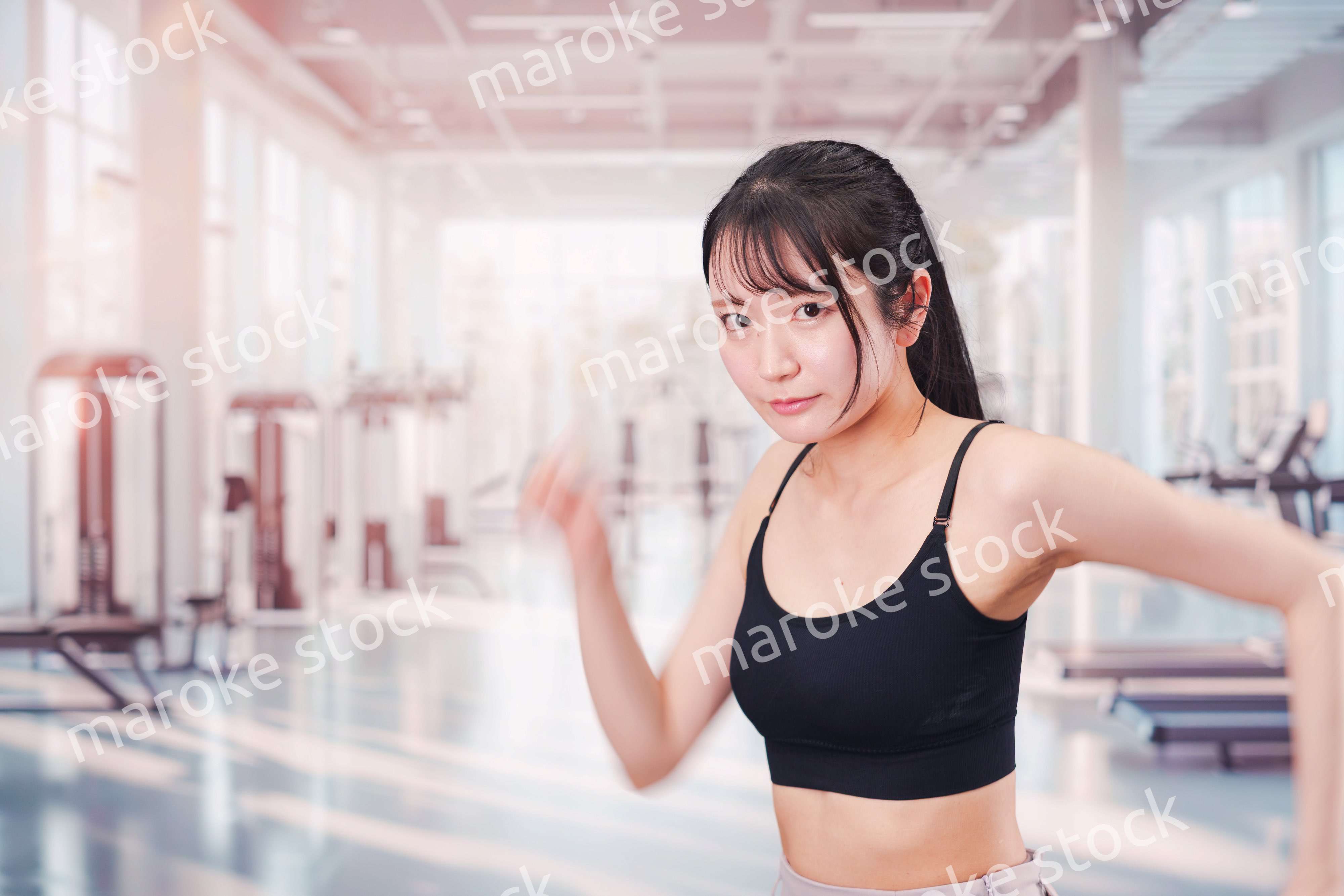 ジムでランニングをする若い女性