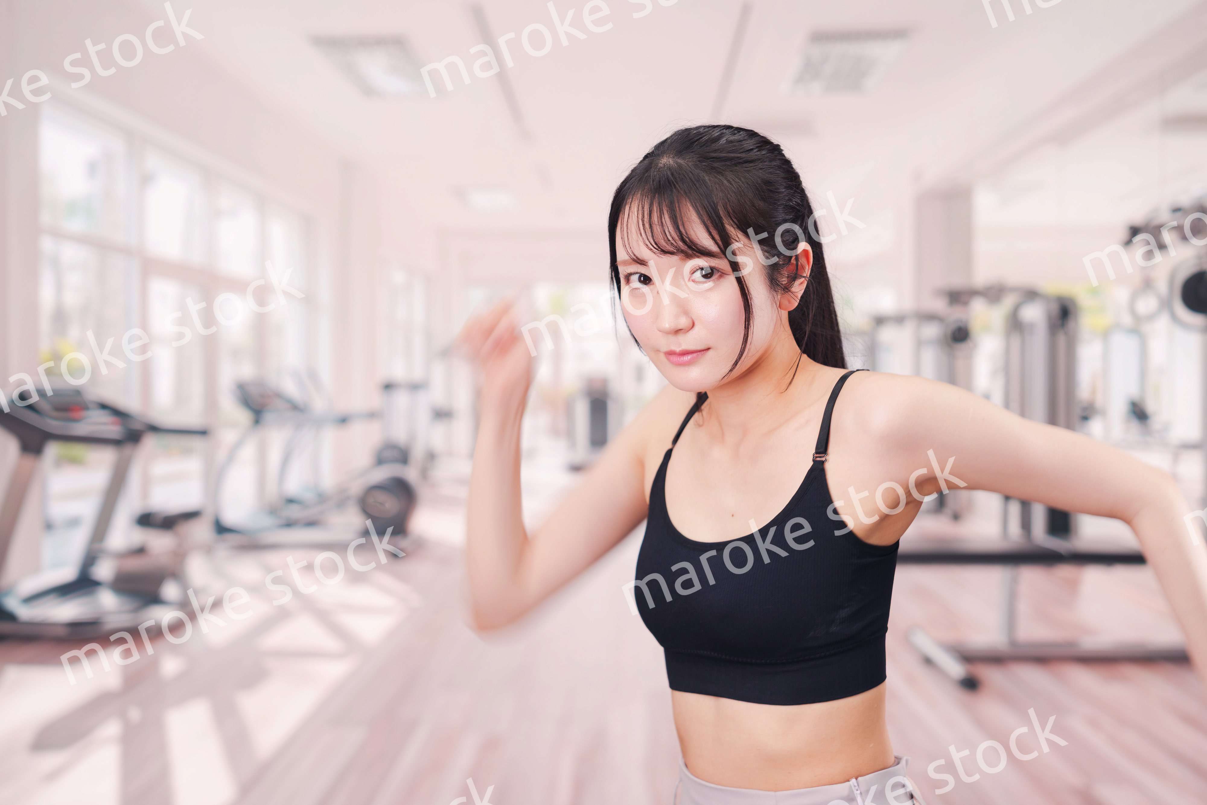 ジムでランニングをする若い女性