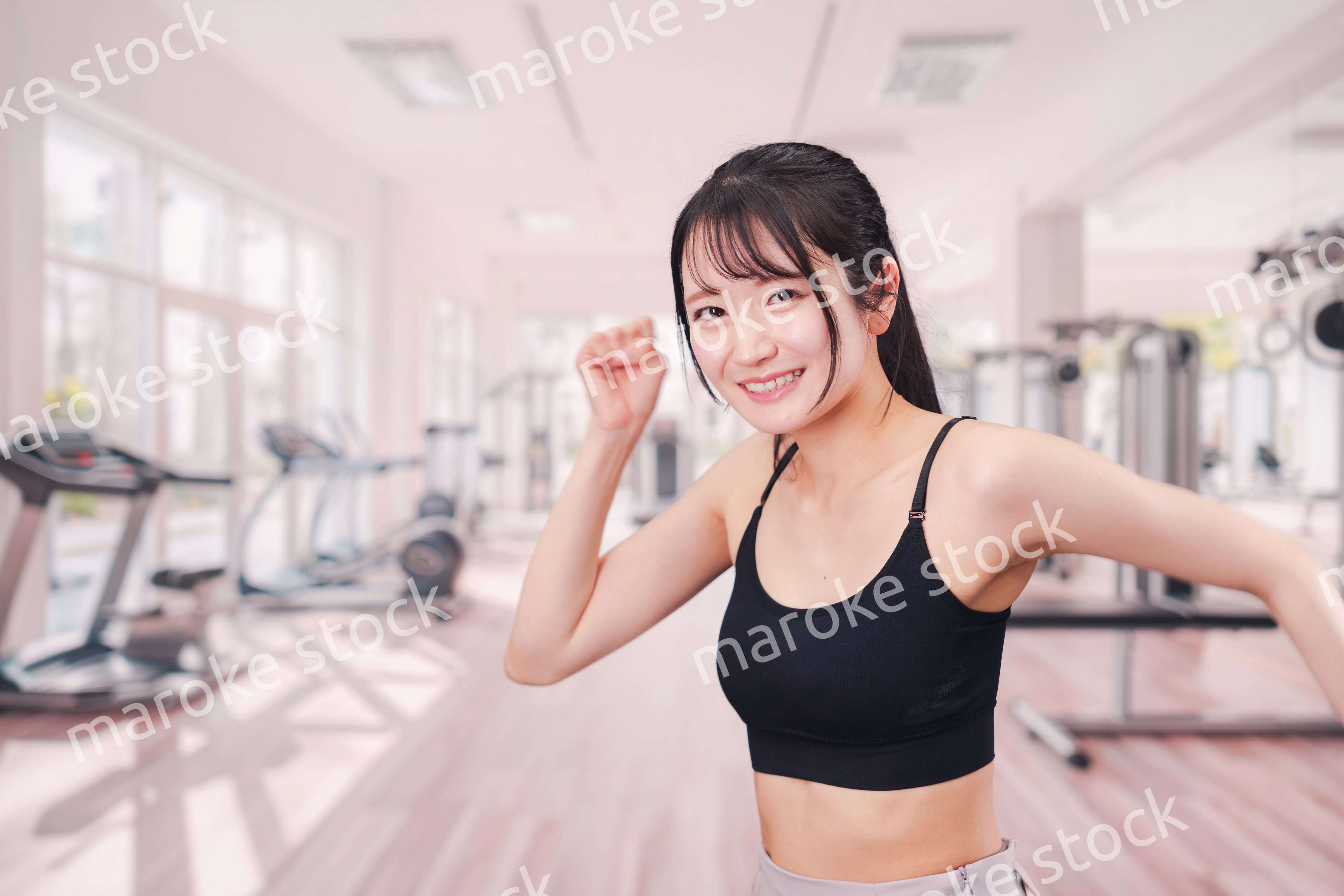 ジムでランニングをする若い女性