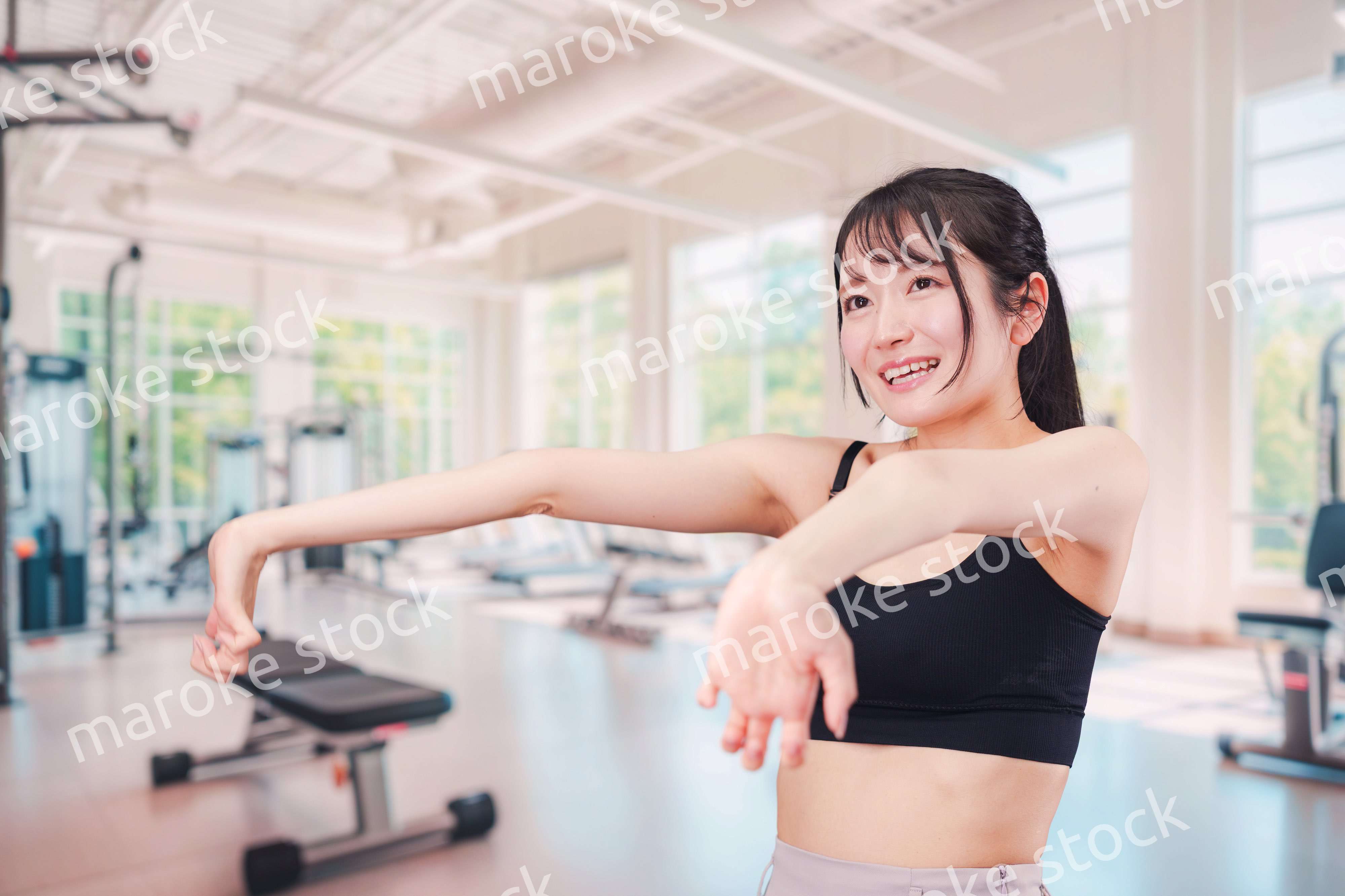 ジムでランニングをする若い女性