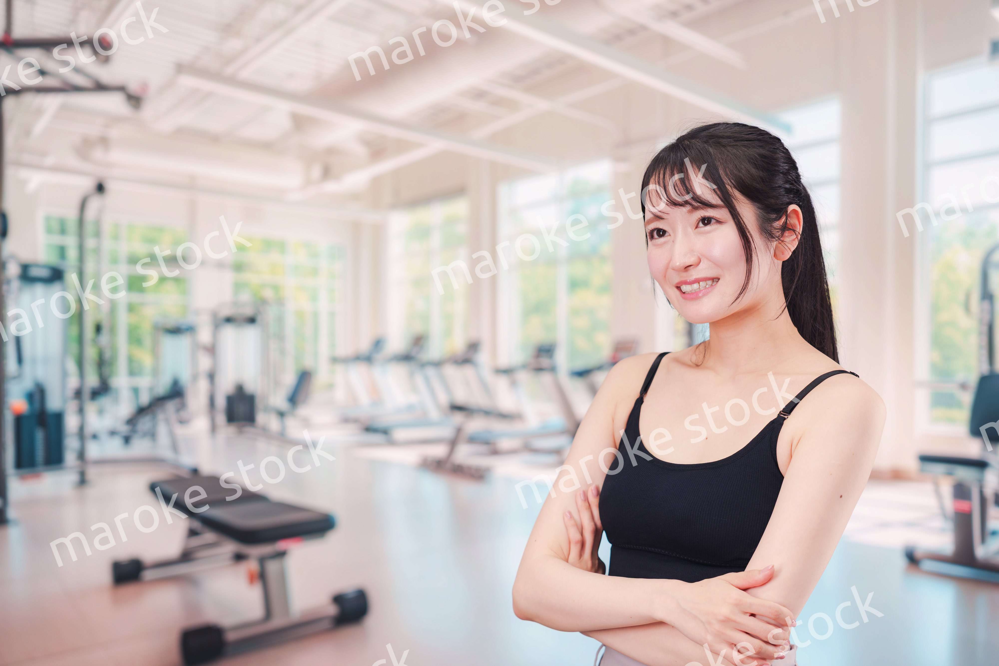 ジムでランニングをする若い女性