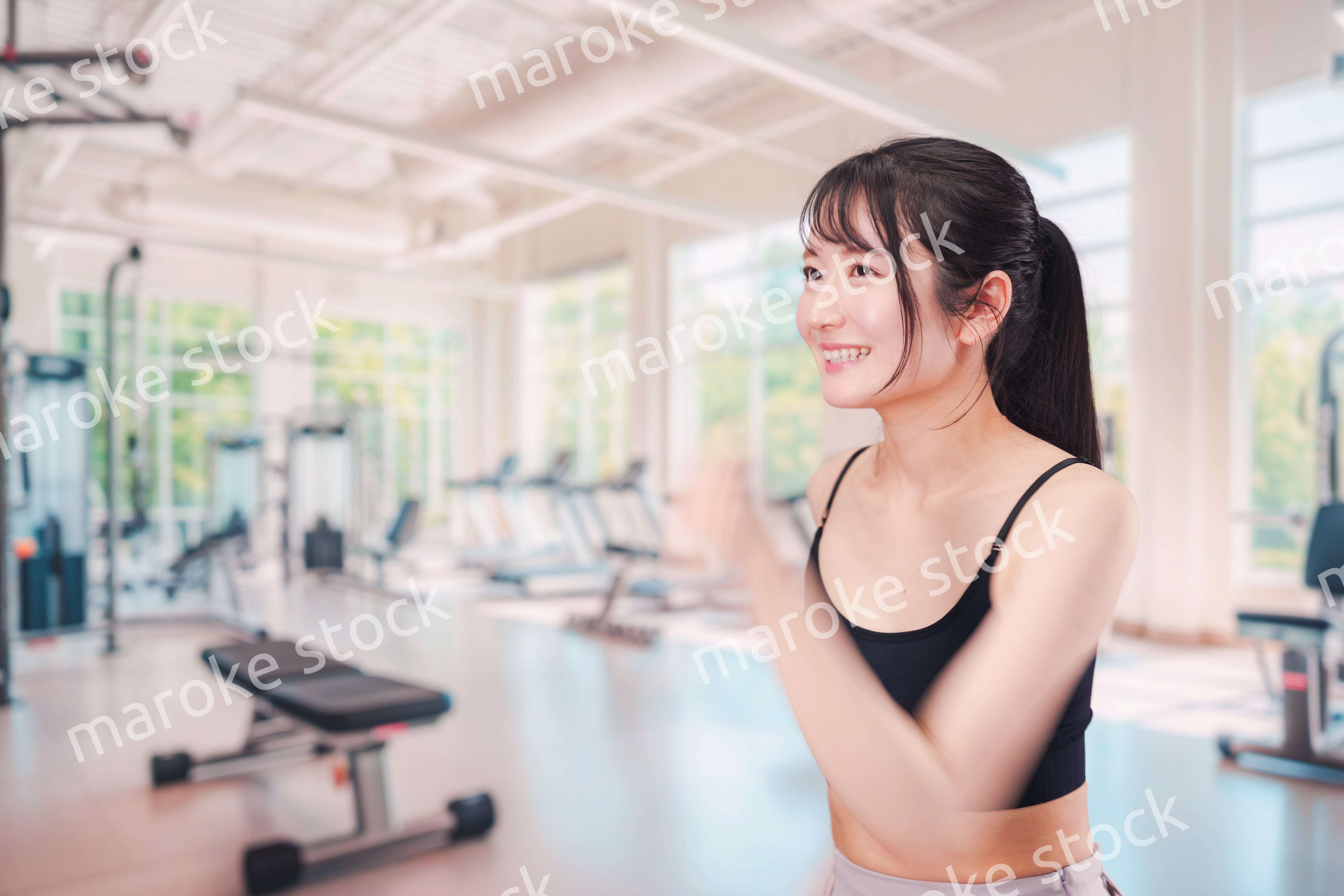 ジムでランニングをする若い女性