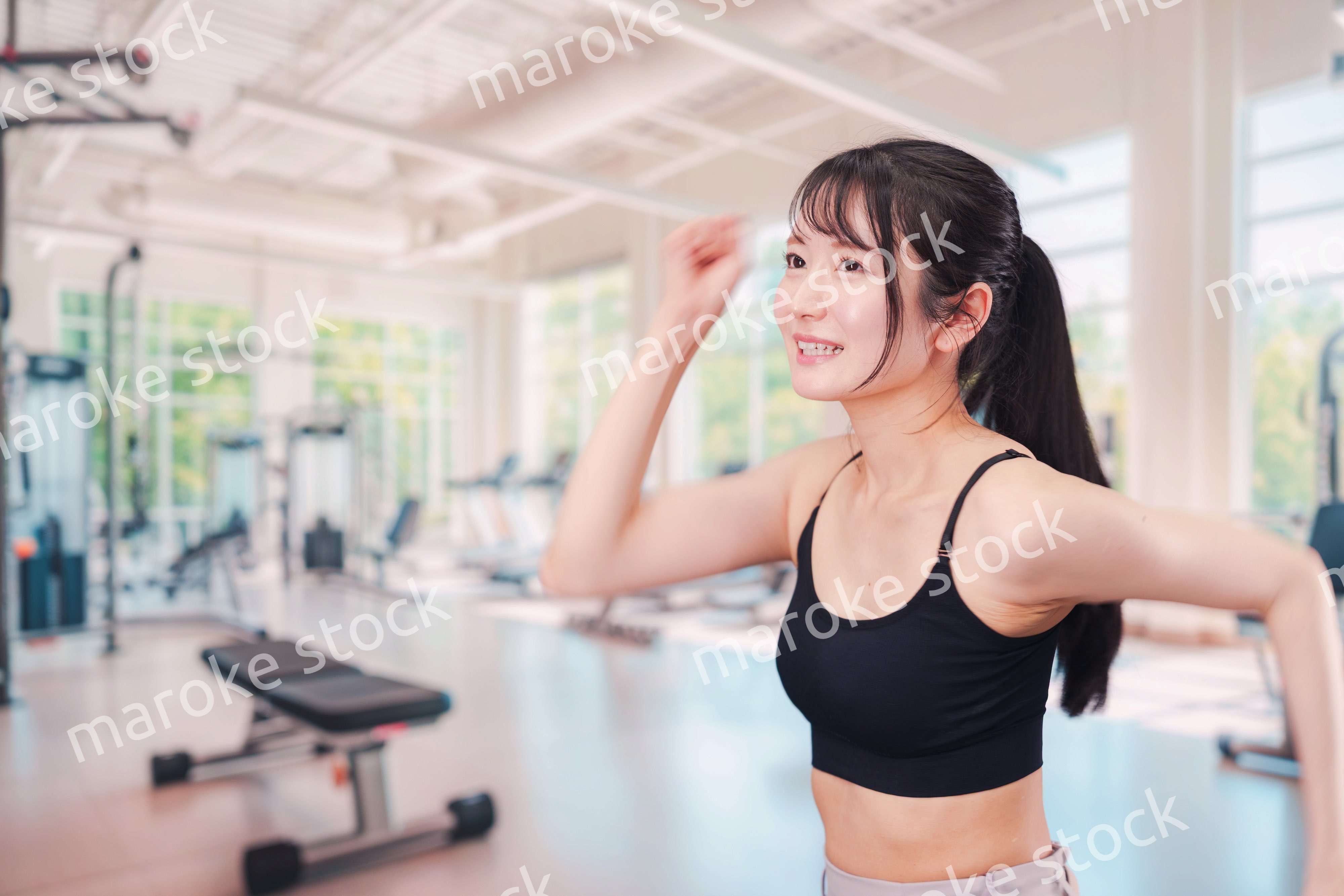 ジムでランニングをする若い女性