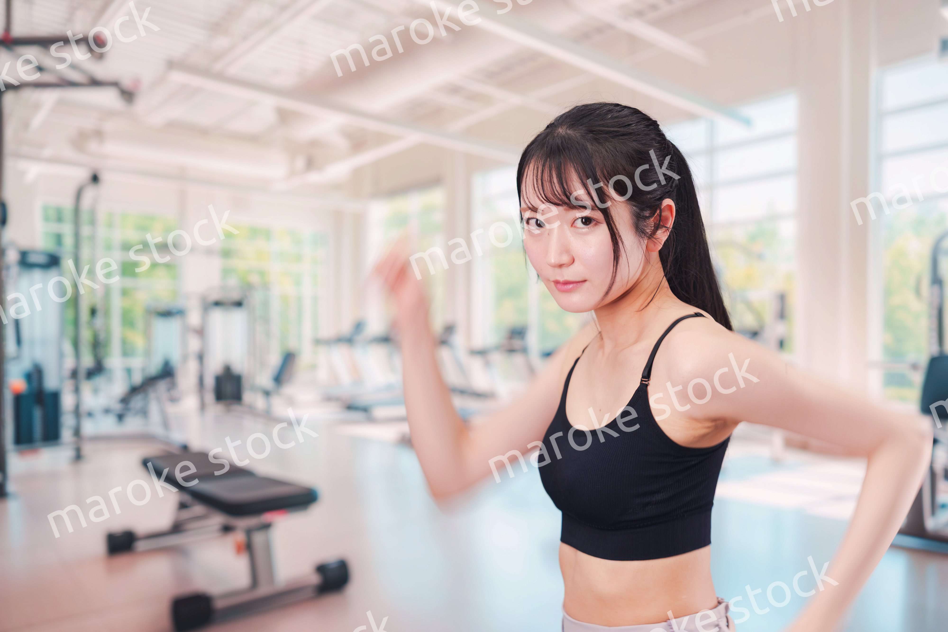 ジムでランニングをする若い女性