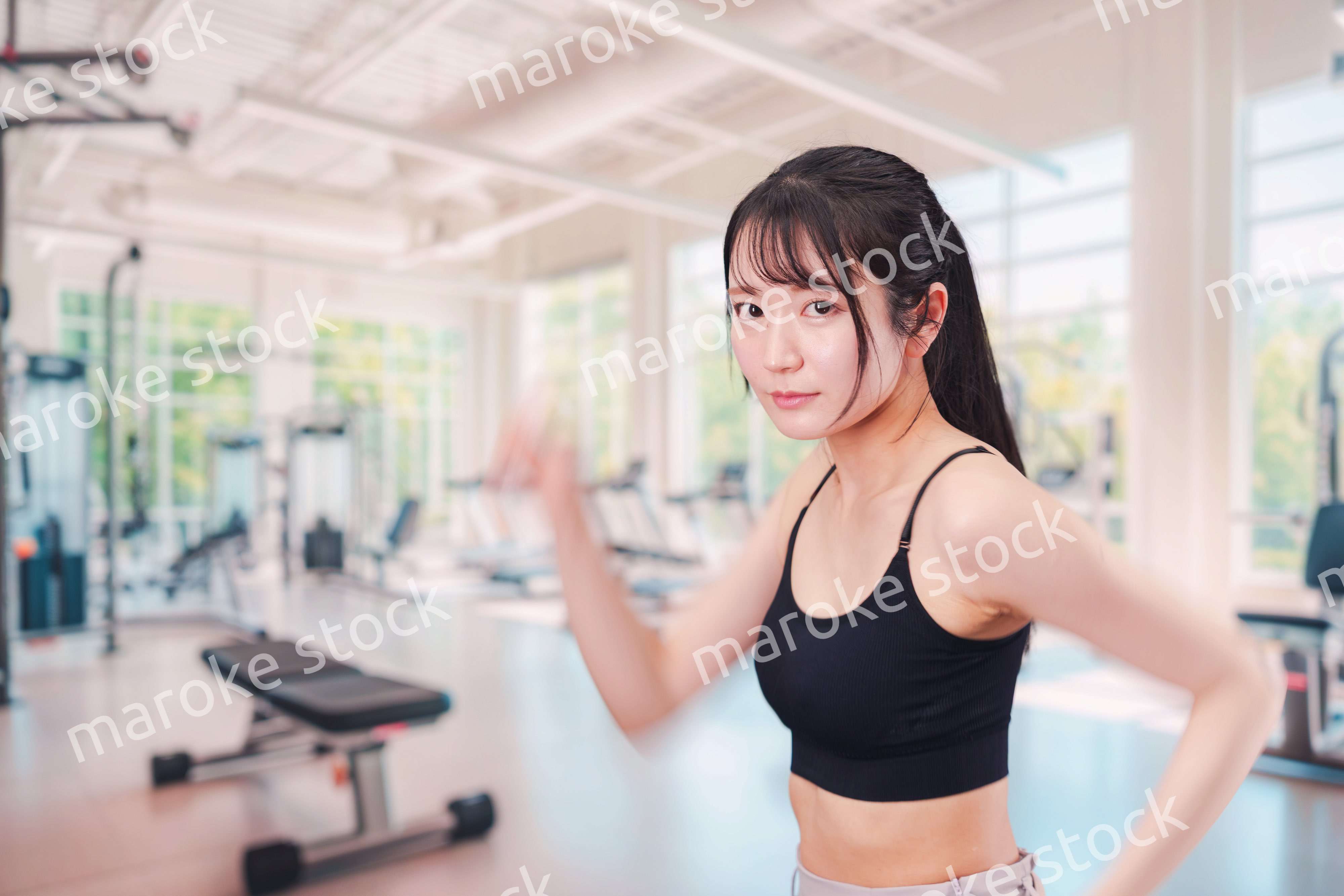 ジムでランニングをする若い女性