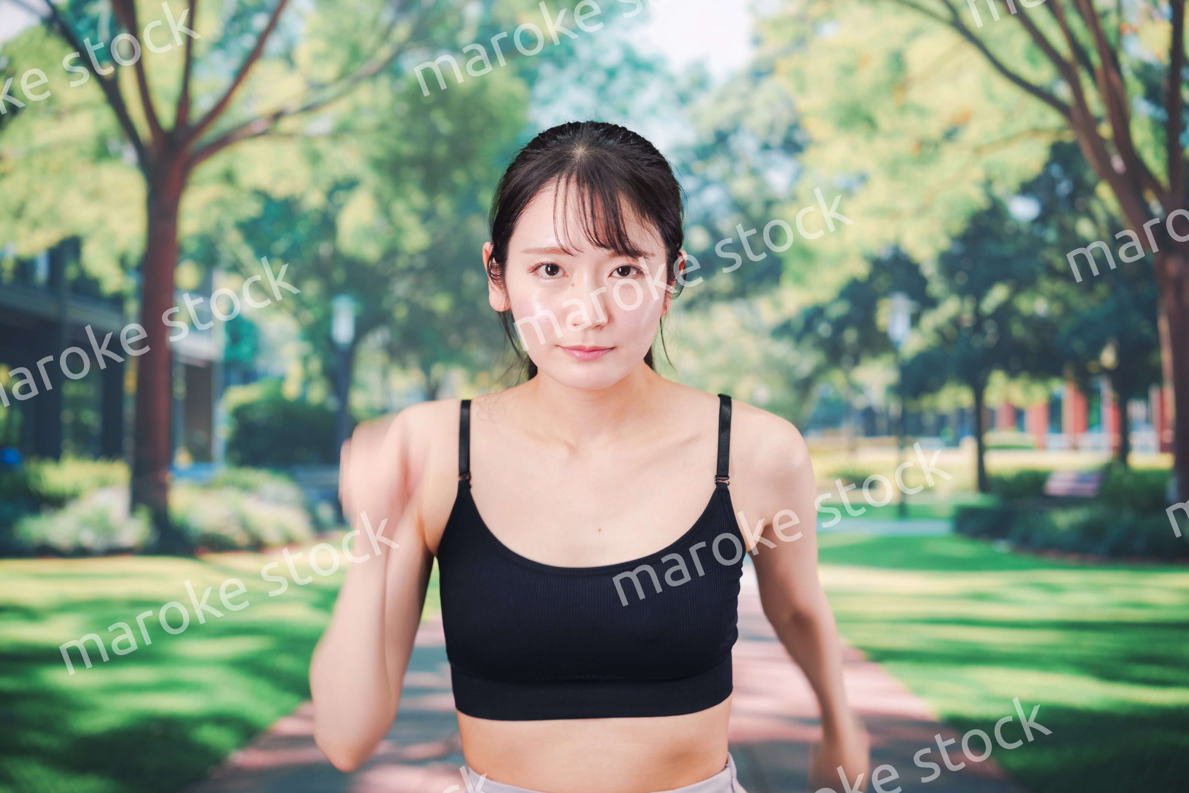 ジムでランニングをする若い女性