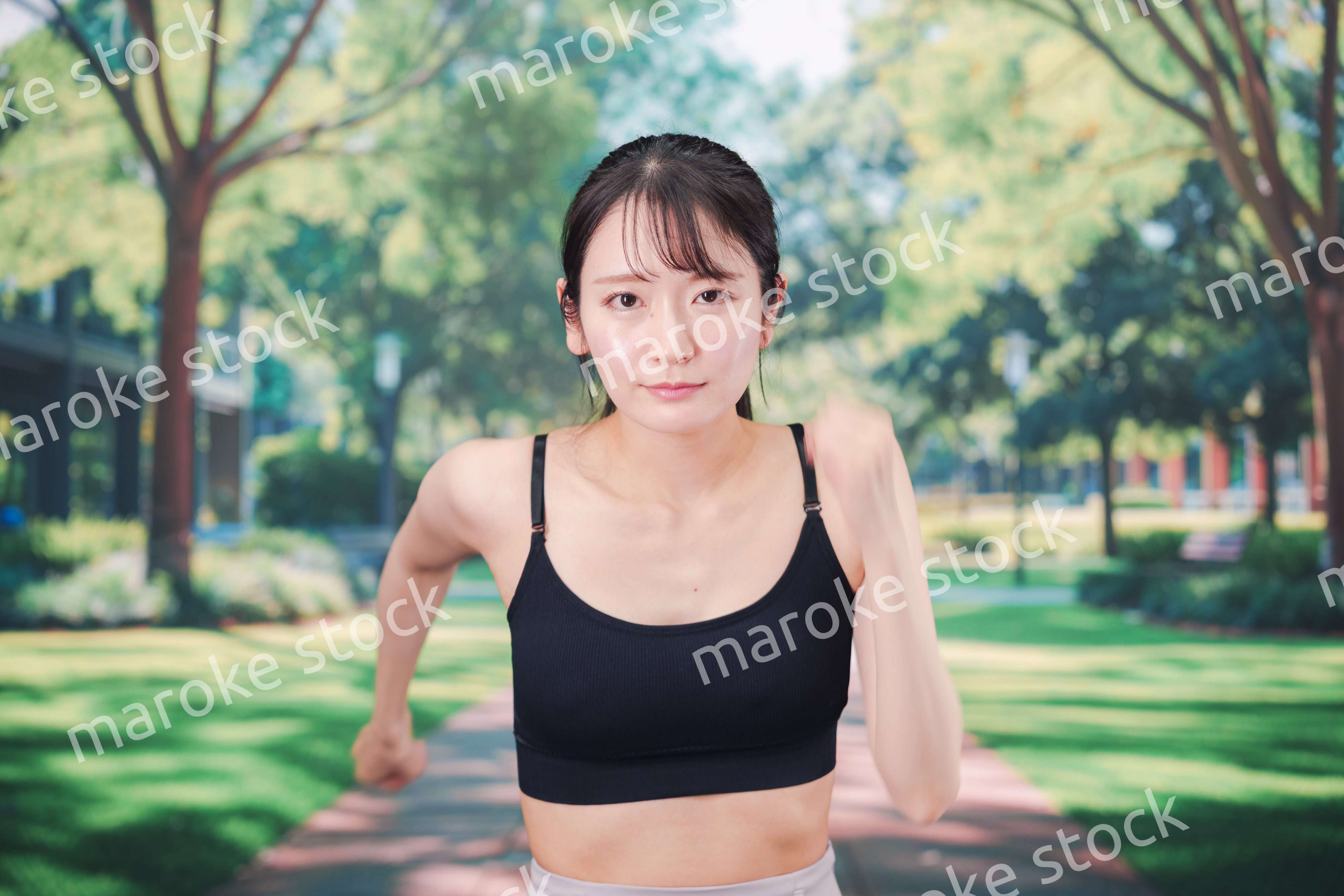 ジムでランニングをする若い女性