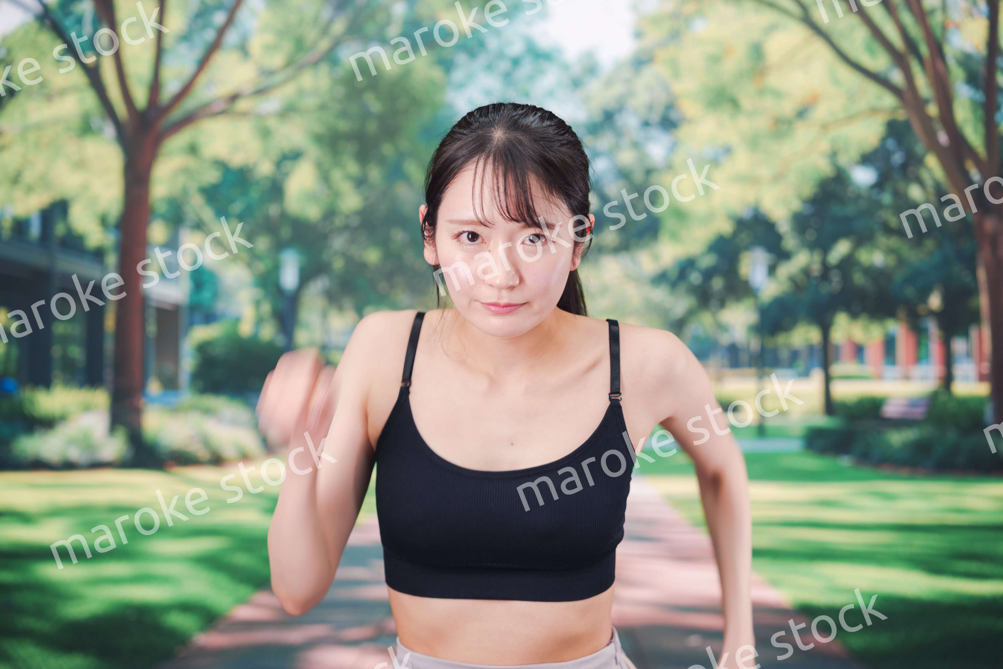 ジムでランニングをする若い女性