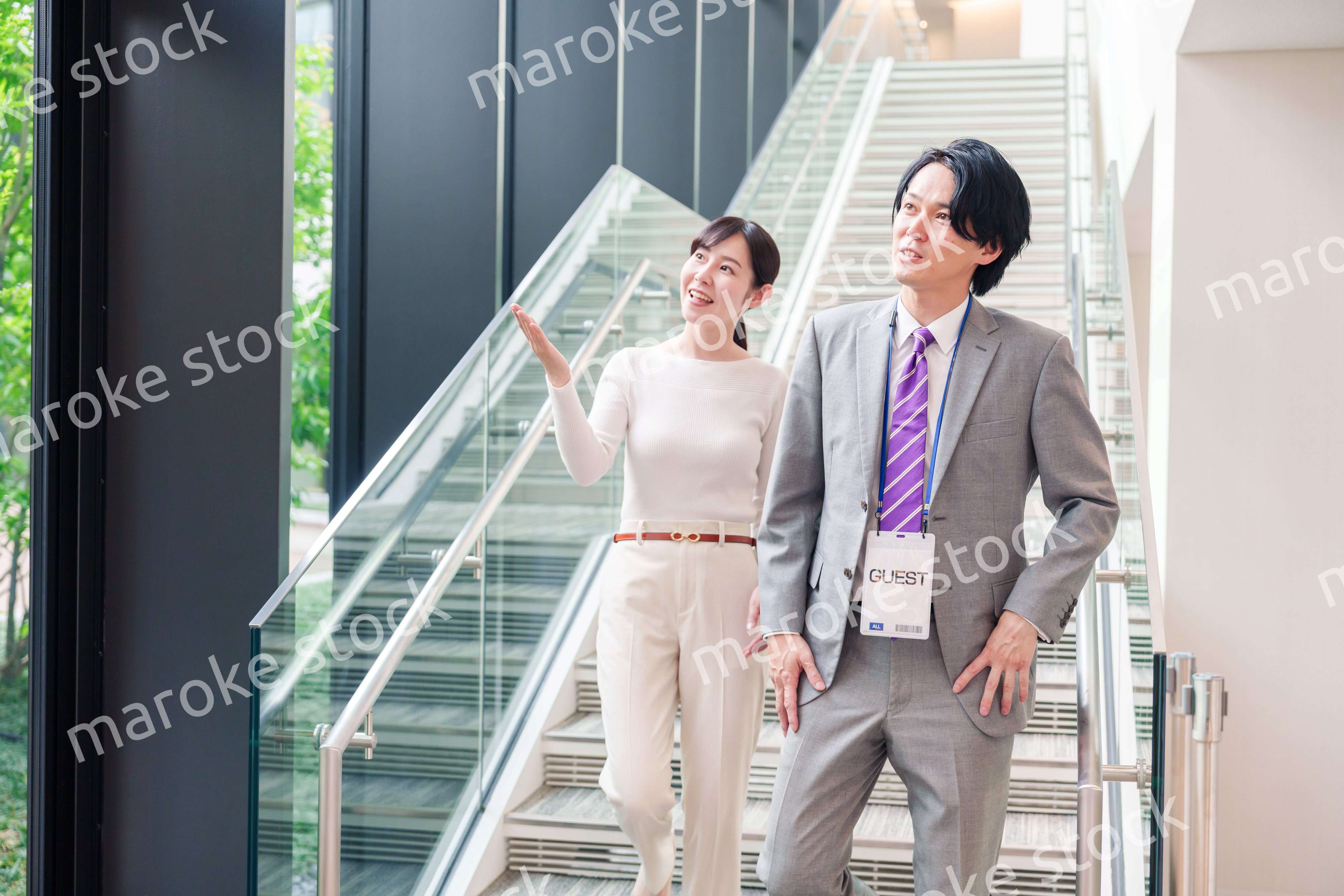 ゲストのお客様を案内する女性のビジネスパーソン