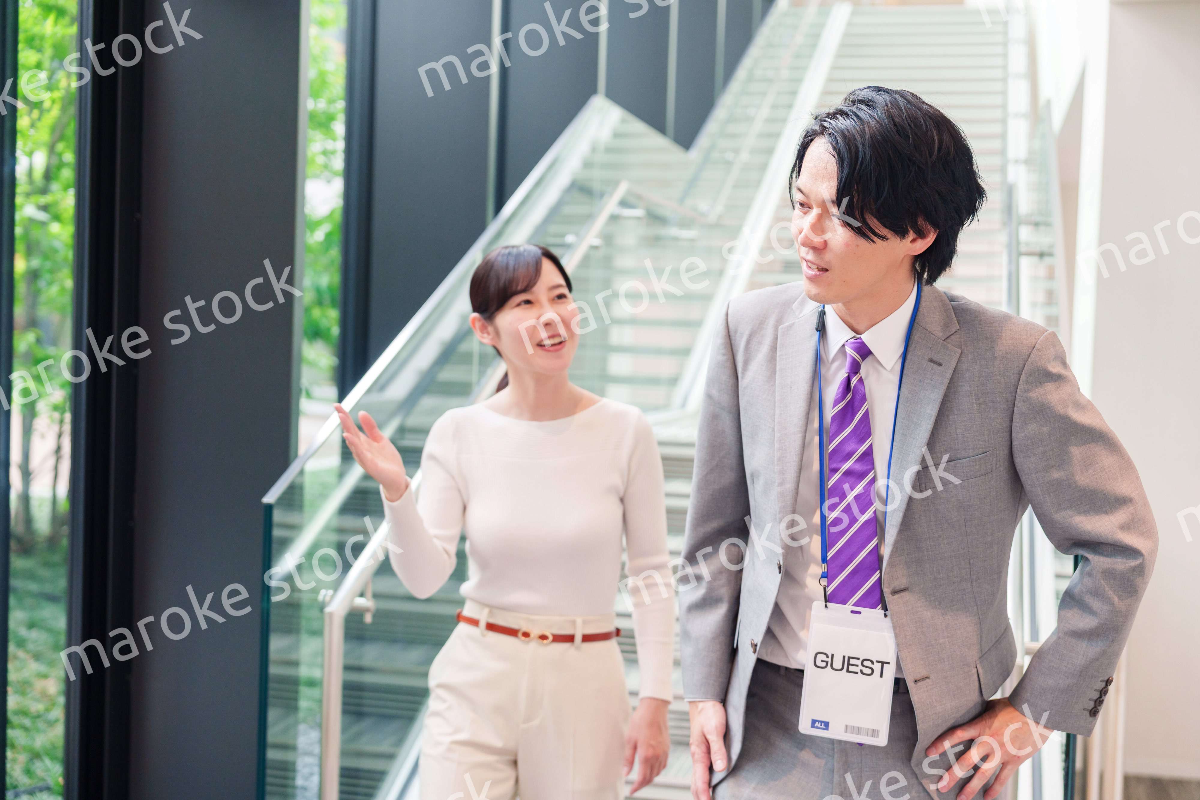 ゲストのお客様を案内する女性のビジネスパーソン