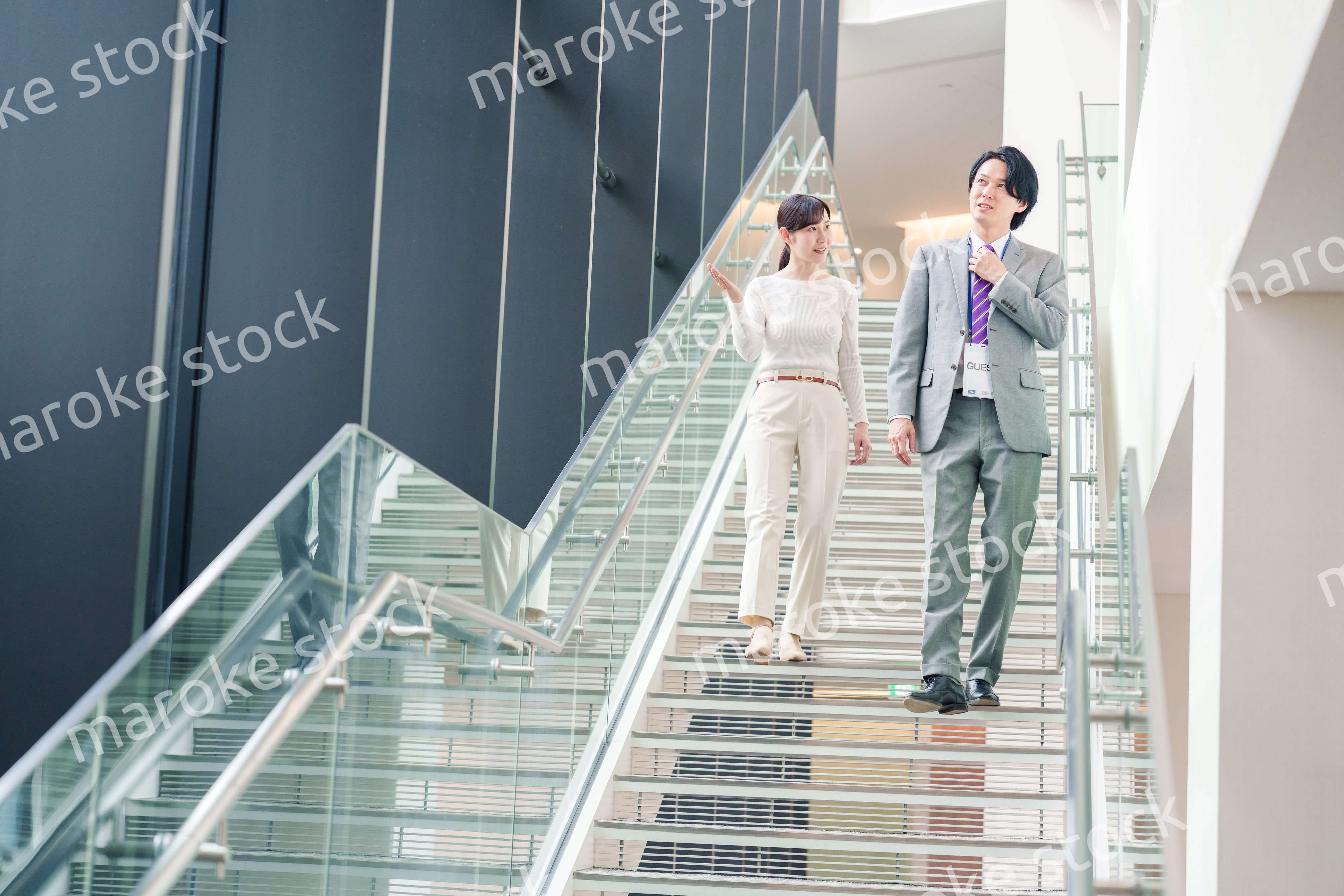 ゲストのお客様を案内する女性のビジネスパーソン