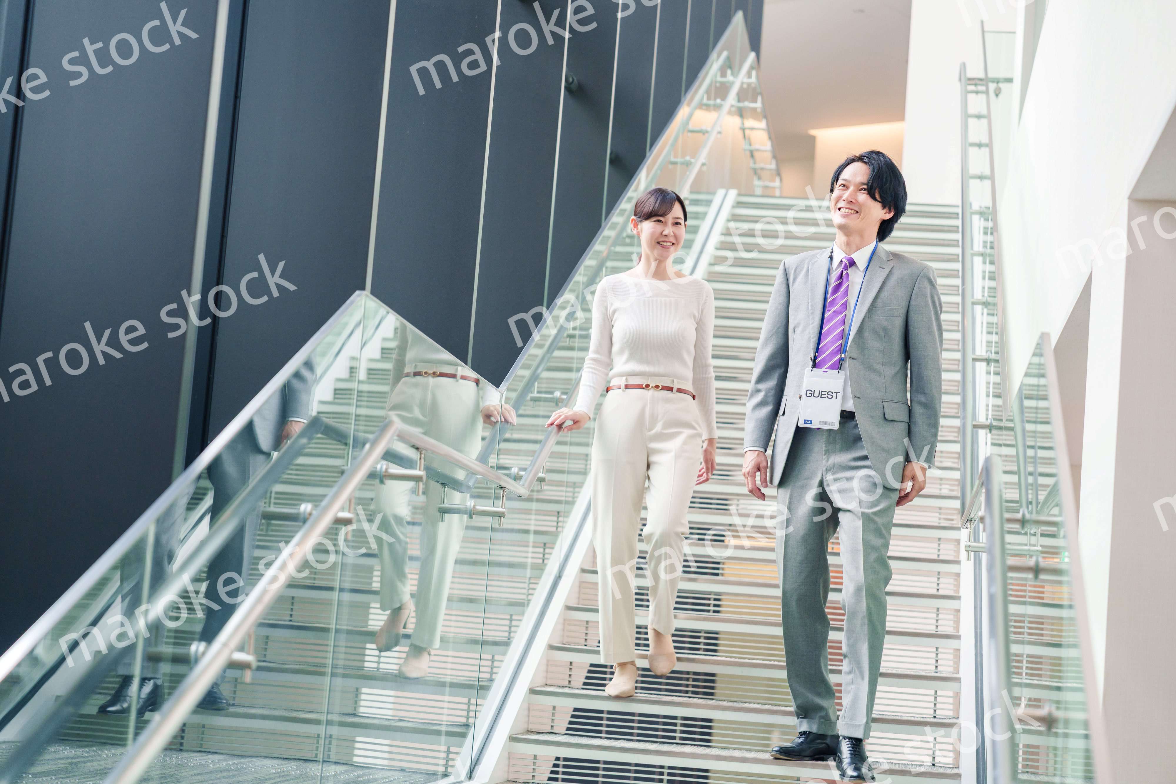 ゲストのお客様を案内する女性のビジネスパーソン