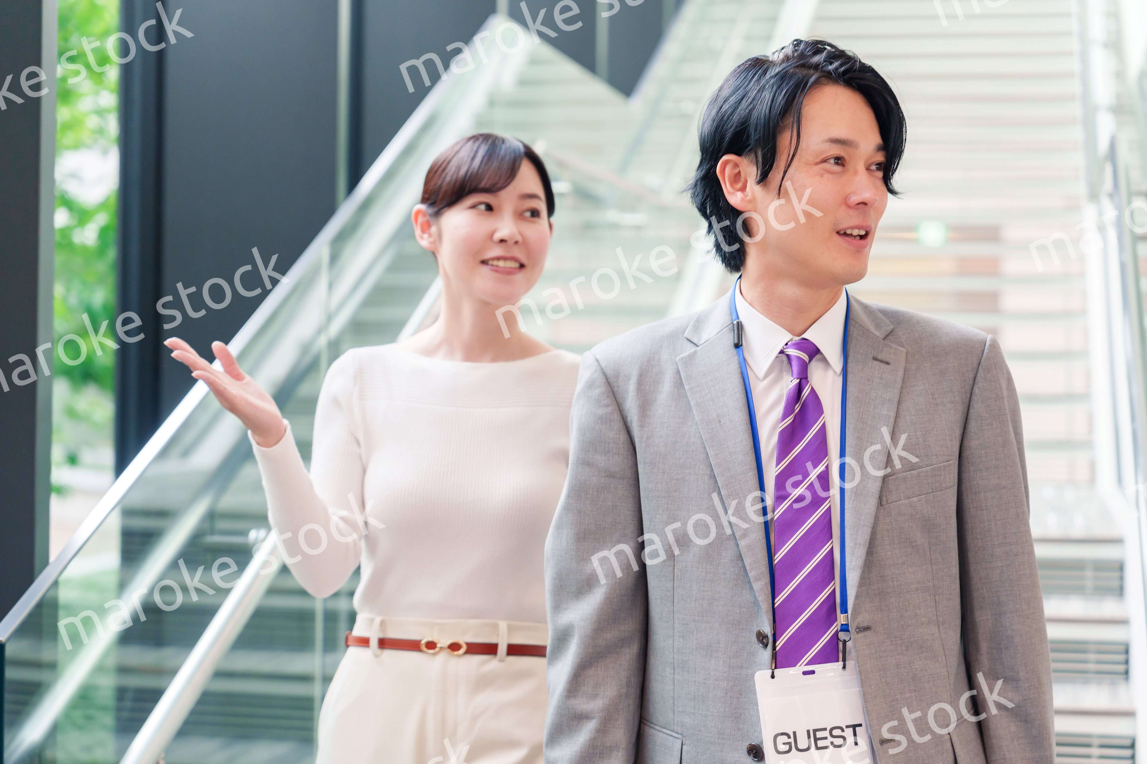 ゲストのお客様を案内する女性のビジネスパーソン