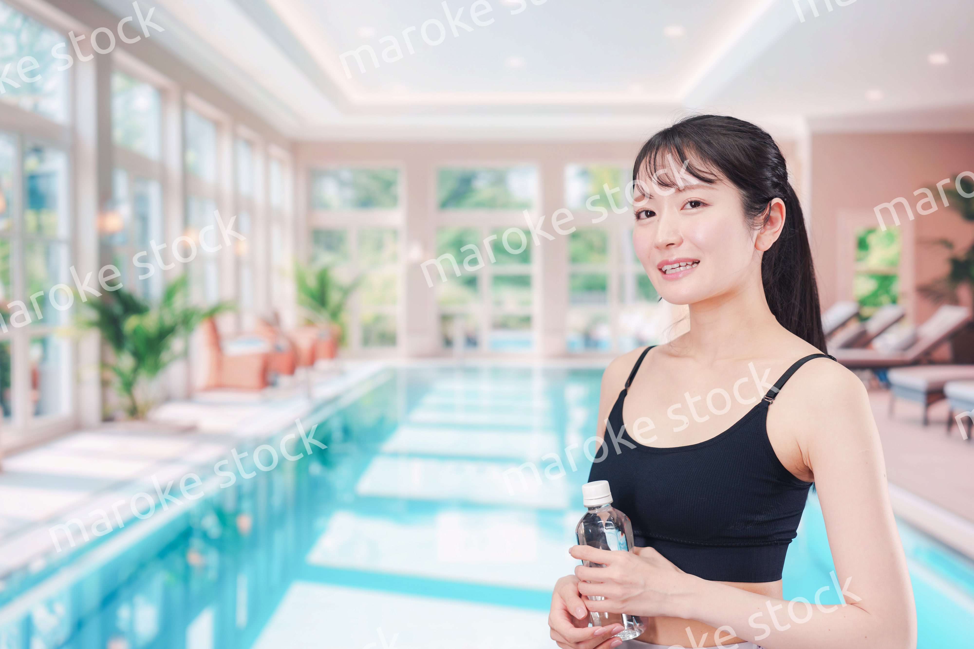 プールを楽しむ若い女性