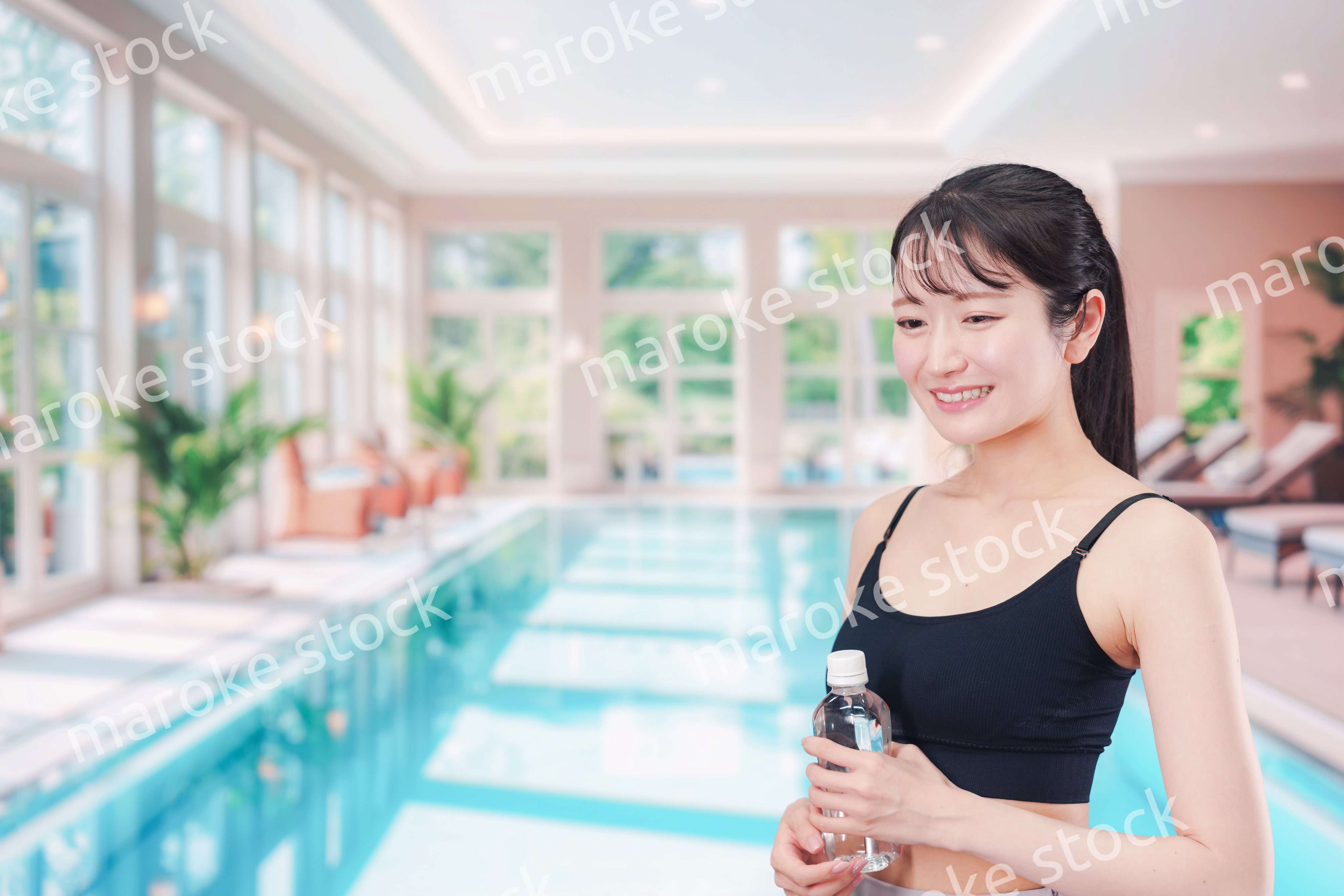 プールを楽しむ若い女性