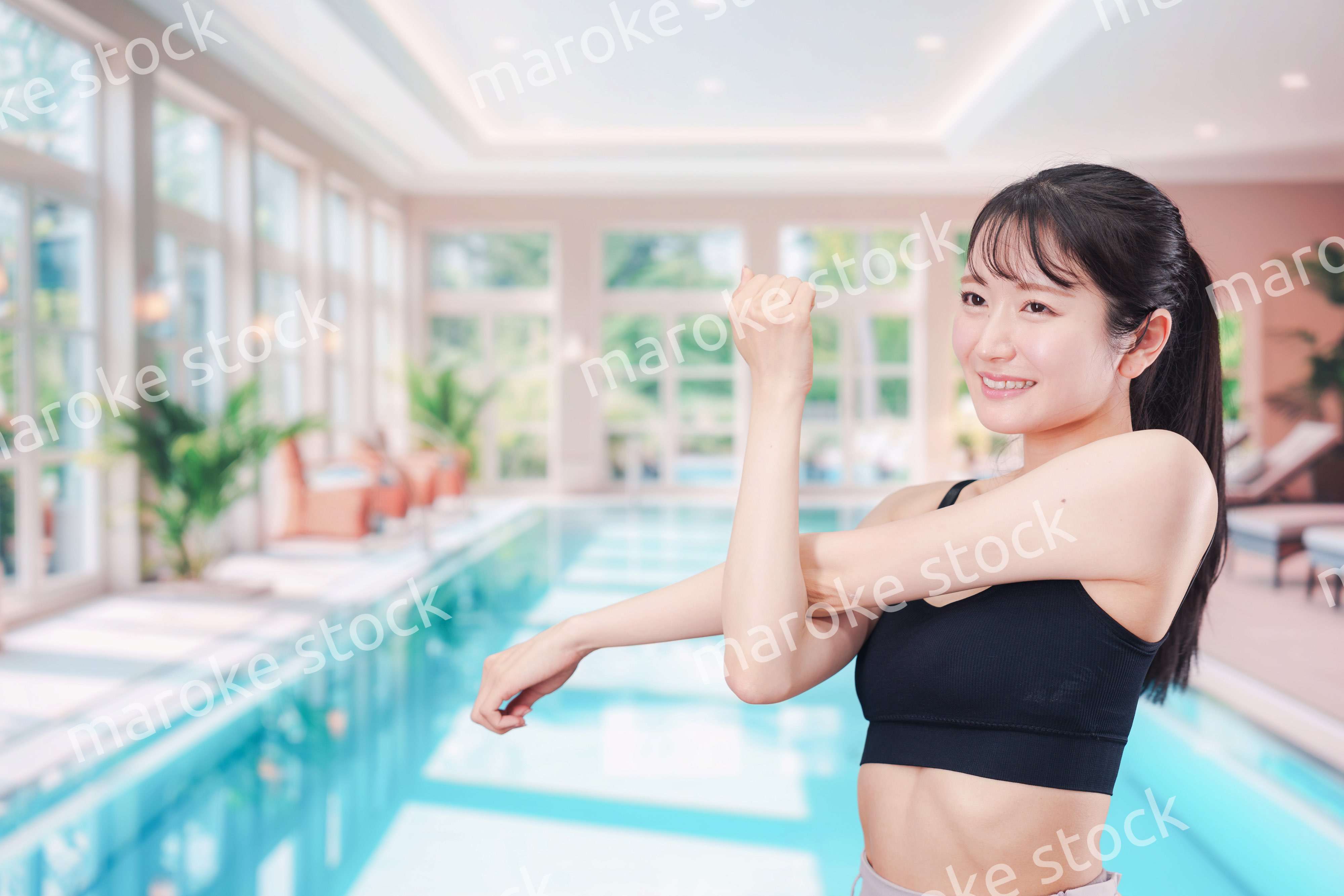 プールを楽しむ若い女性