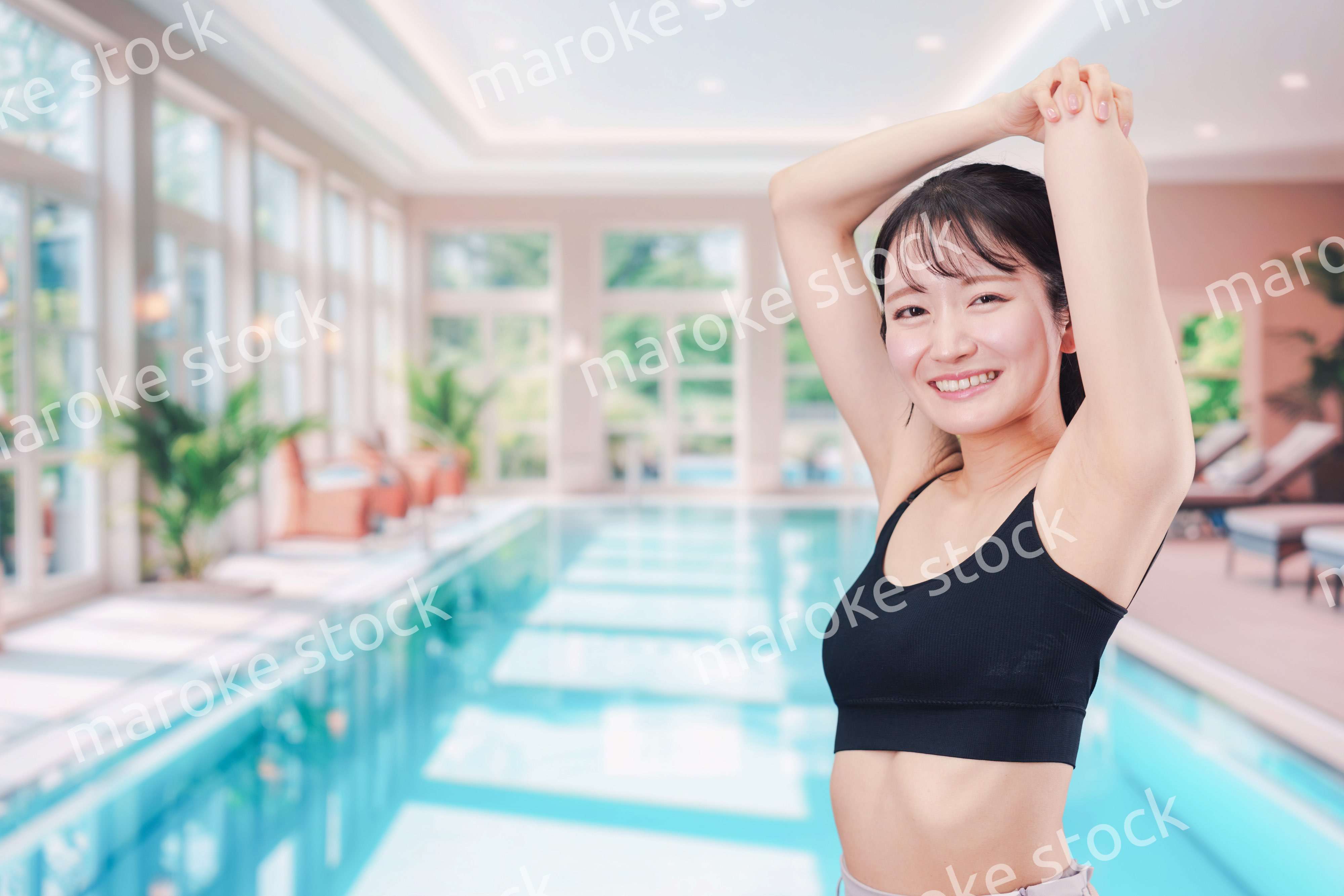 プールを楽しむ若い女性