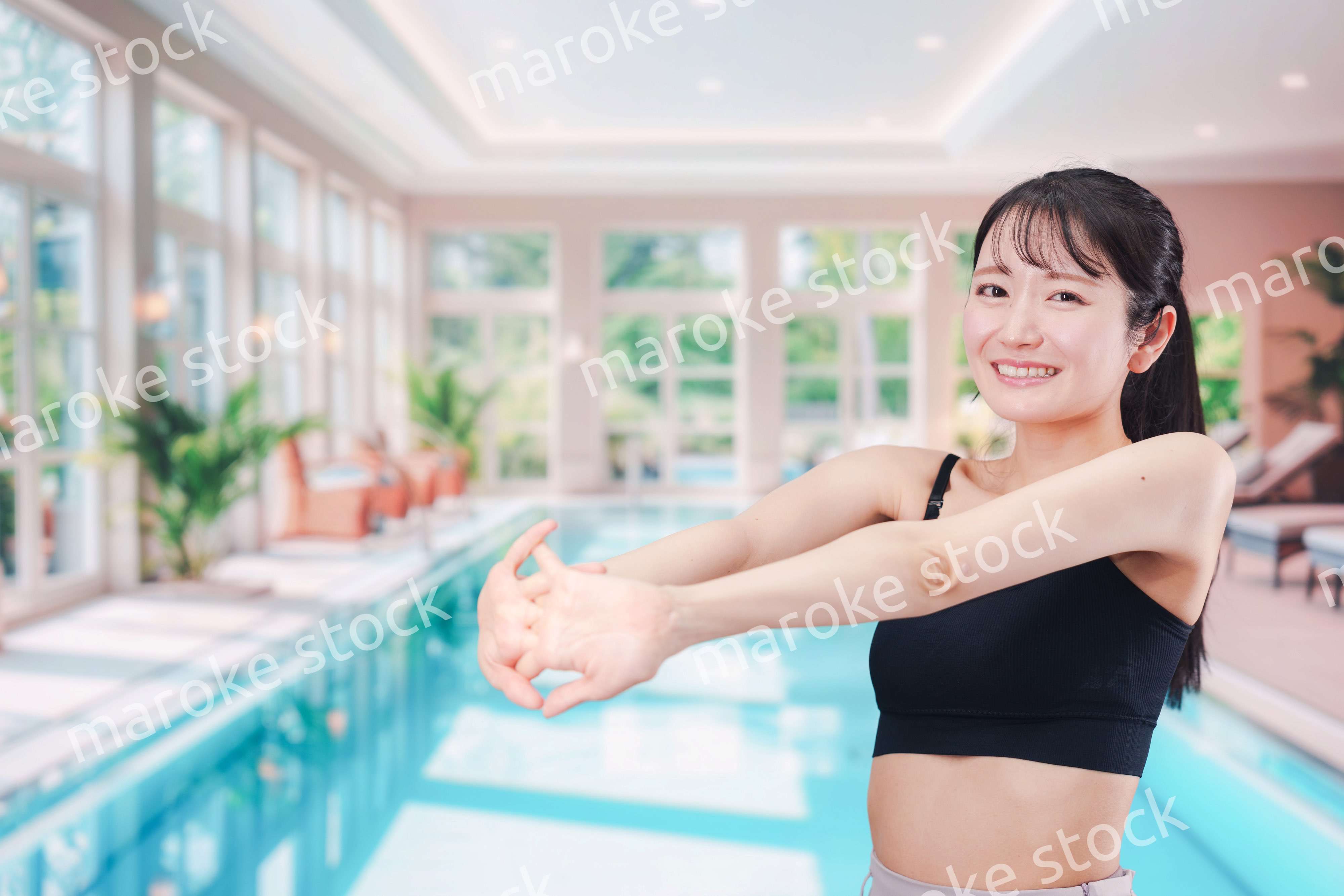 プールを楽しむ若い女性