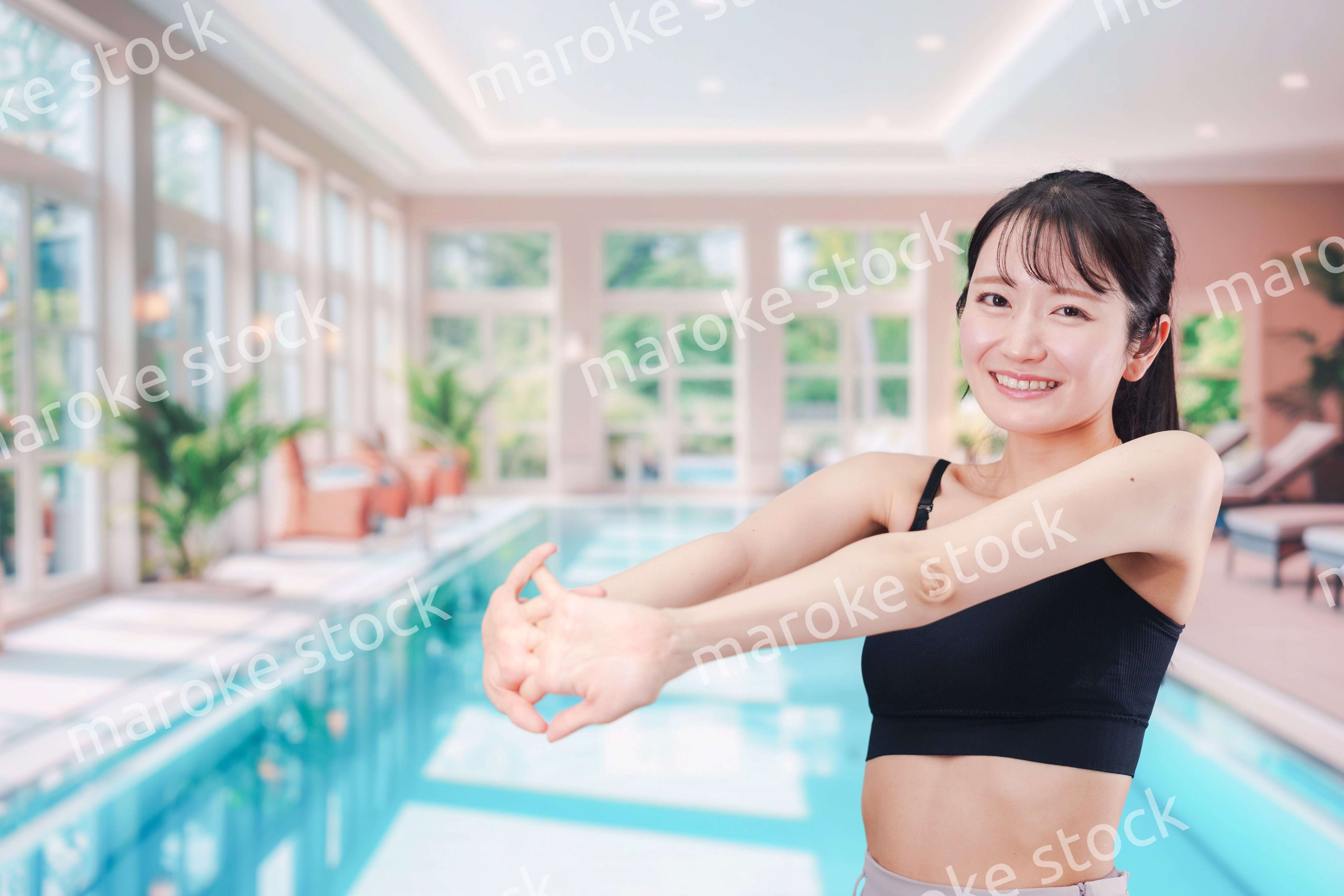 プールを楽しむ若い女性