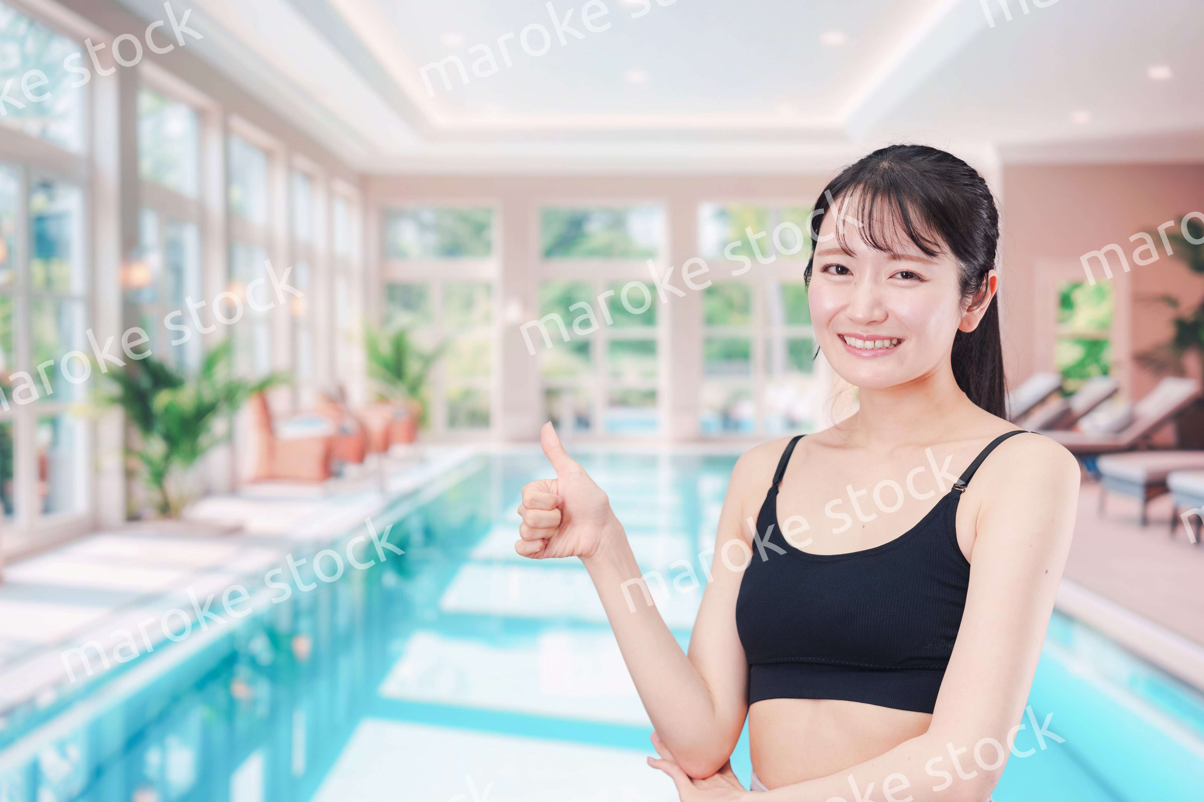 プールを楽しむ若い女性