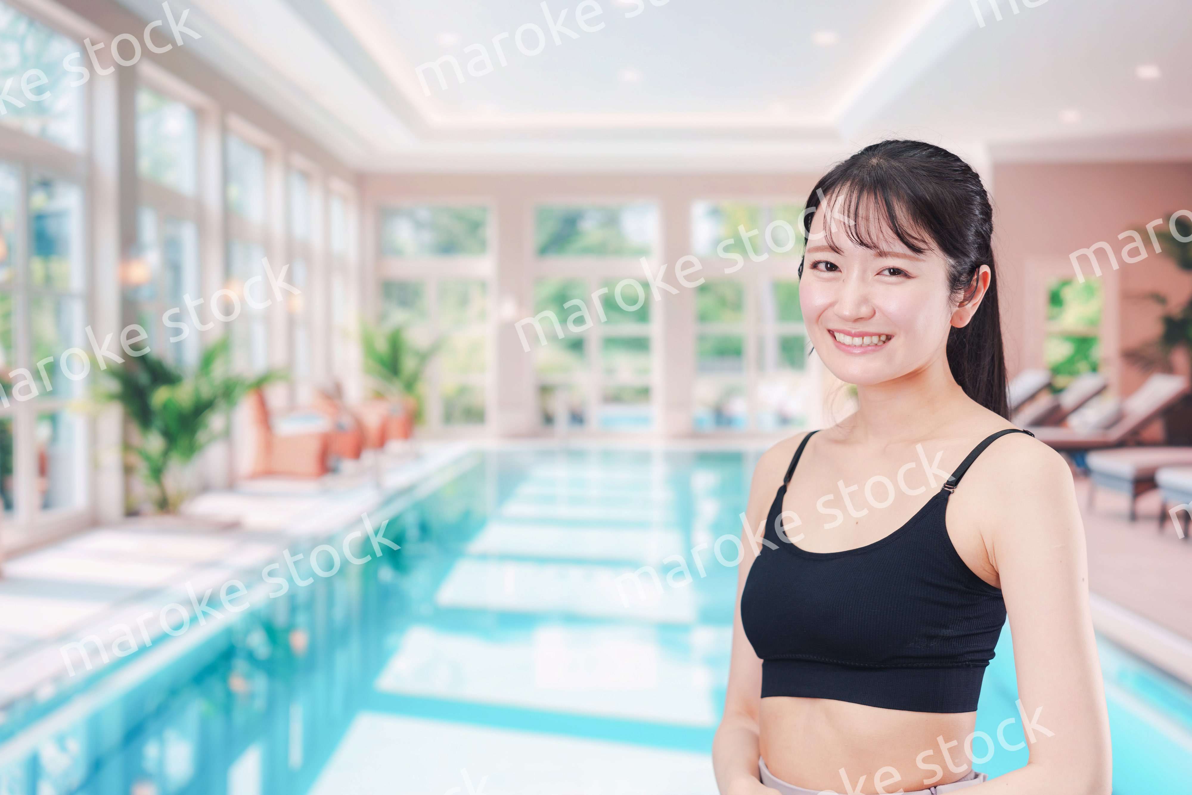 プールを楽しむ若い女性