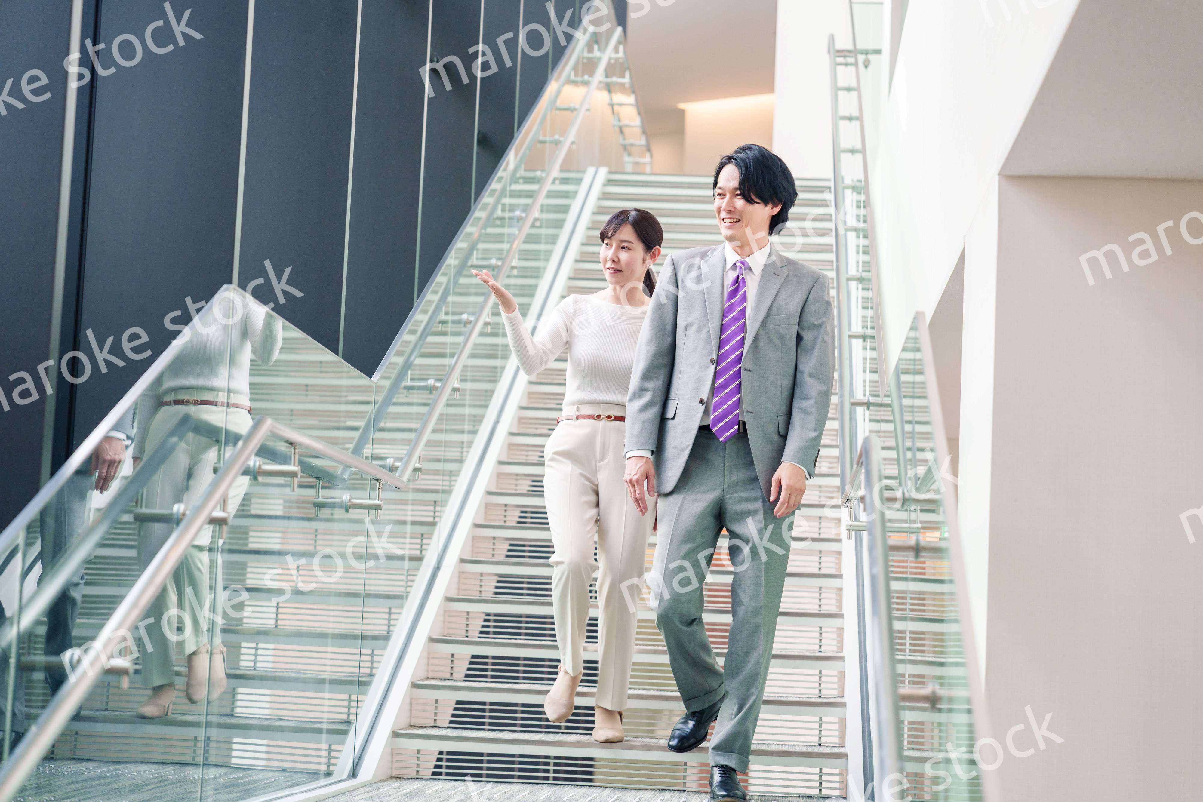 ゲストのお客様を案内する女性のビジネスパーソン