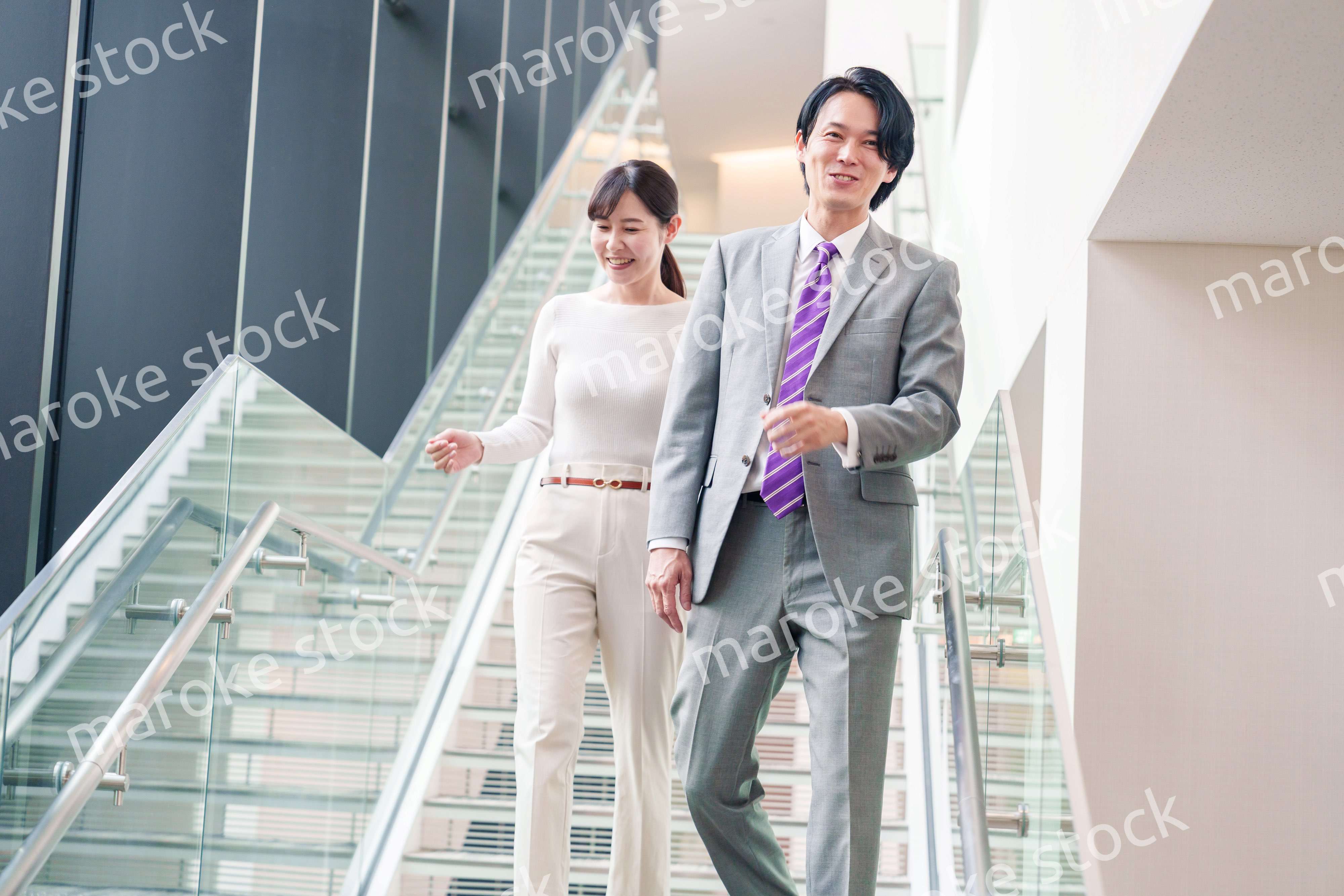 ゲストのお客様を案内する女性のビジネスパーソン