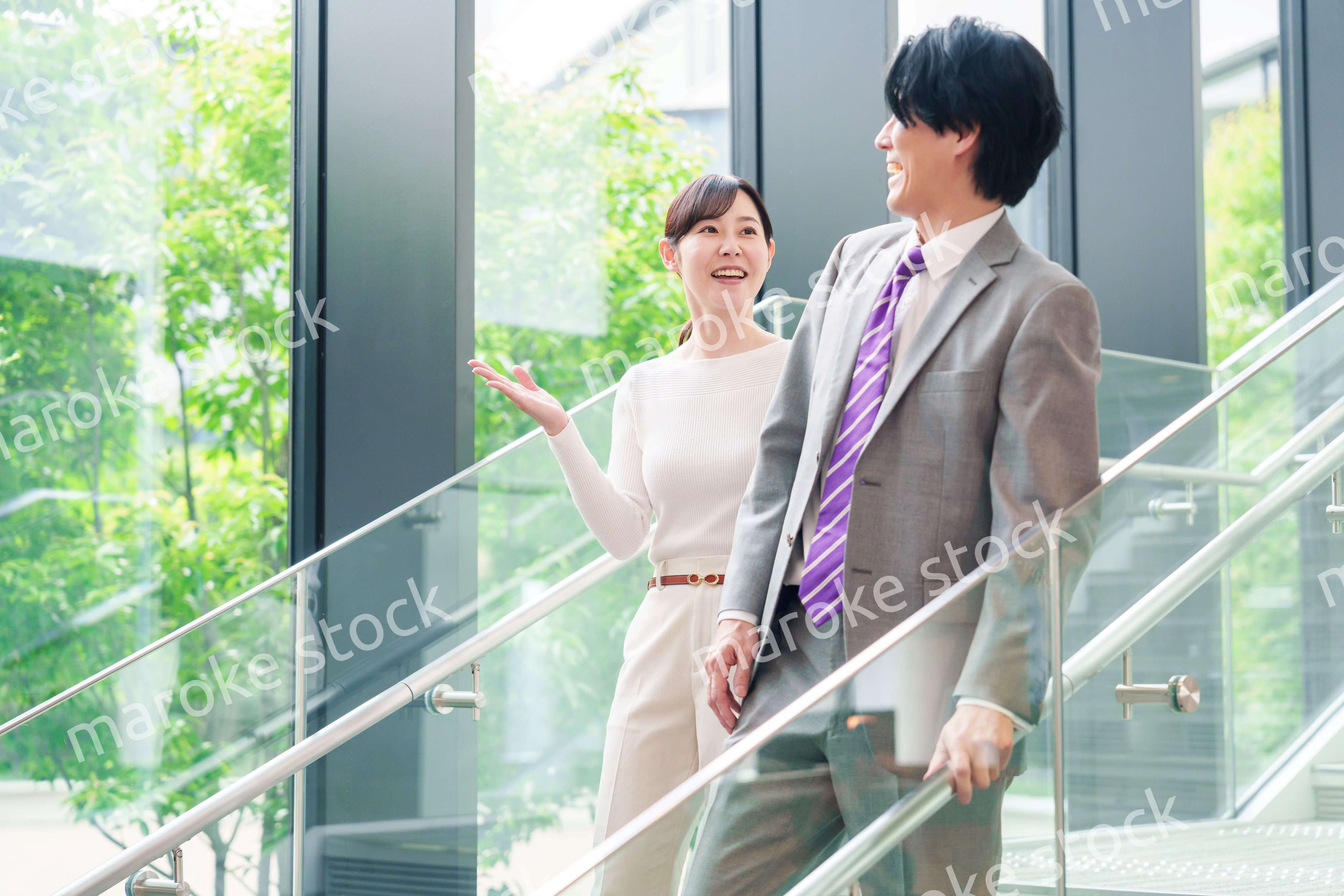 ゲストのお客様を案内する女性のビジネスパーソン