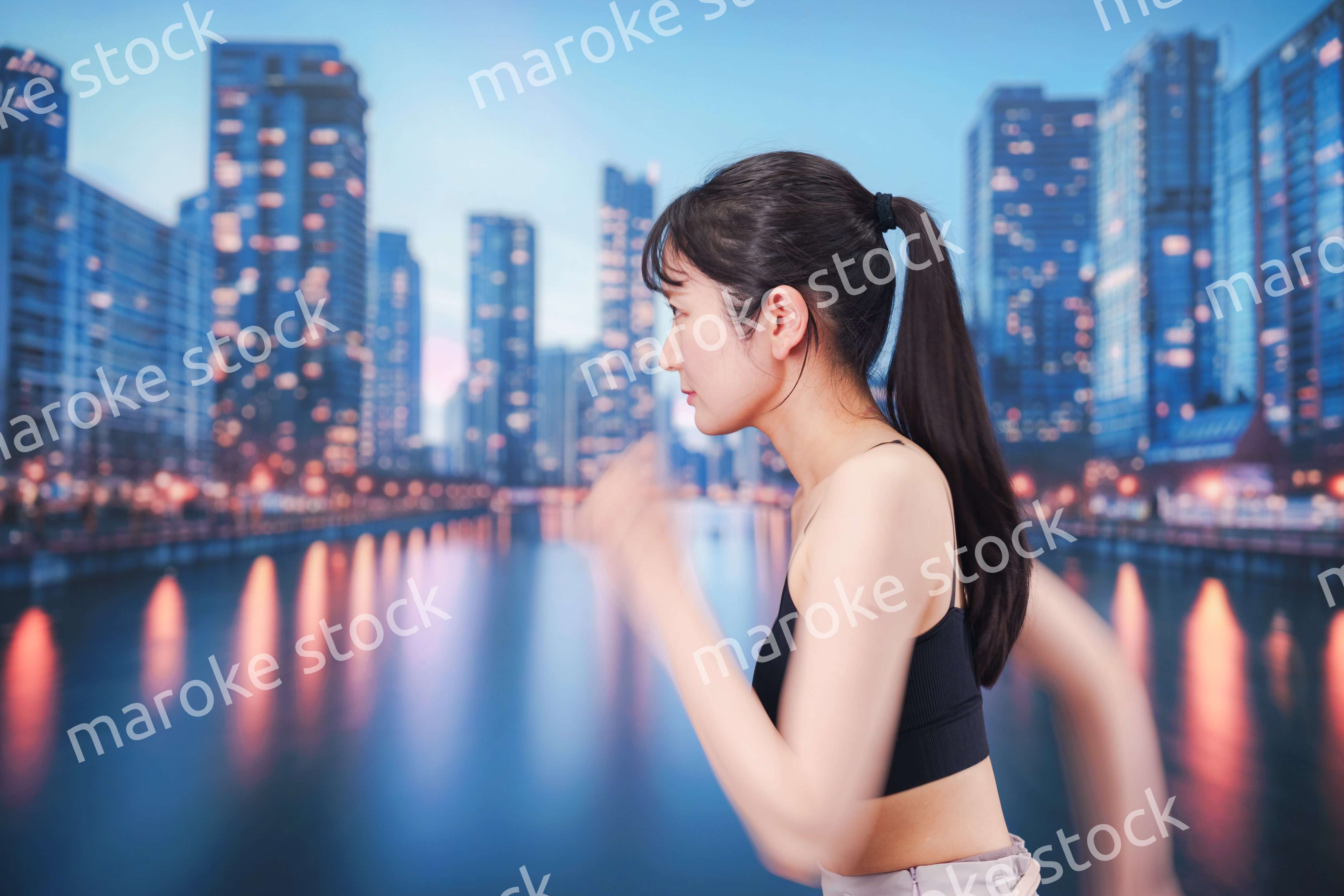 都会でランニングをする若い女性