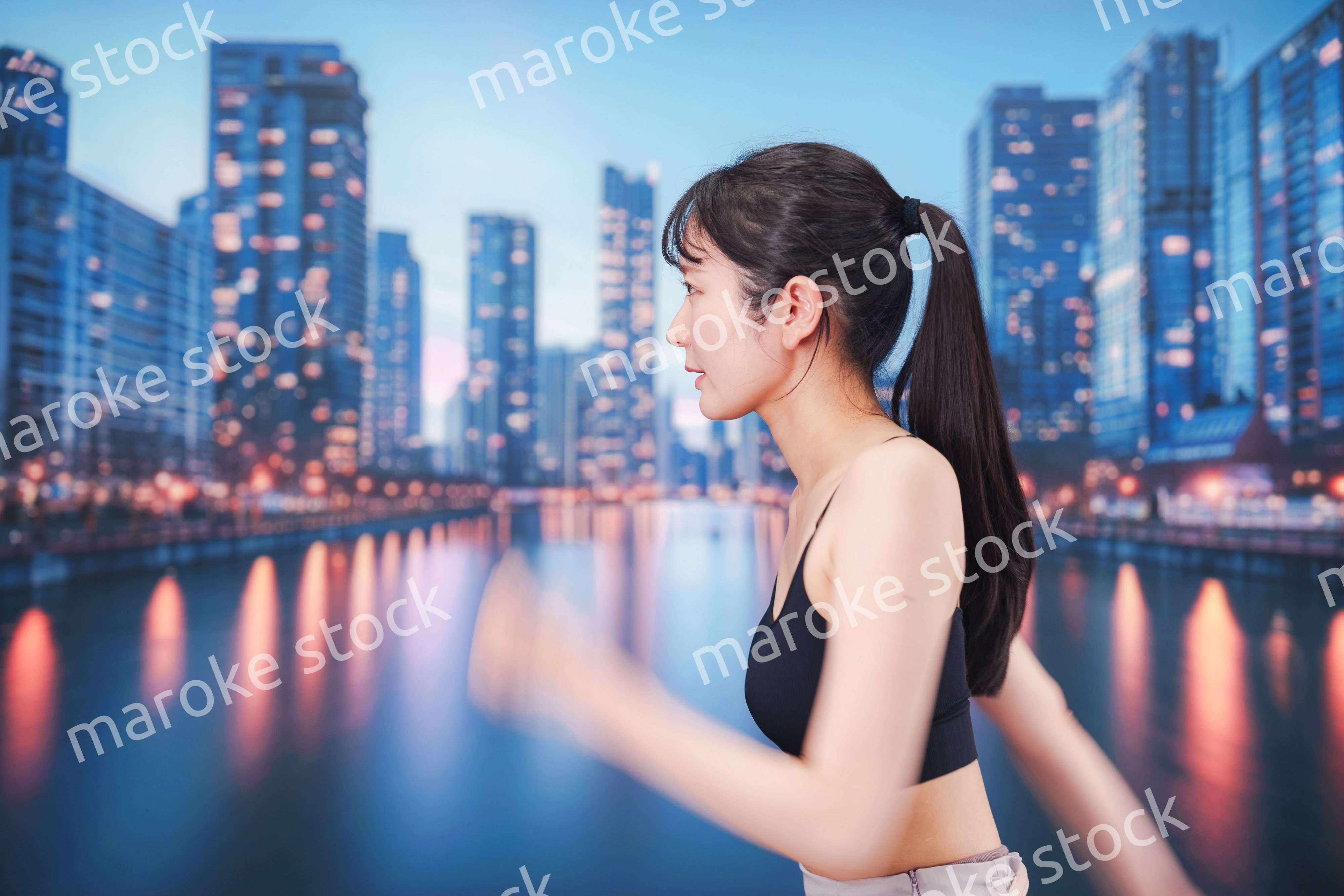 都会でランニングをする若い女性