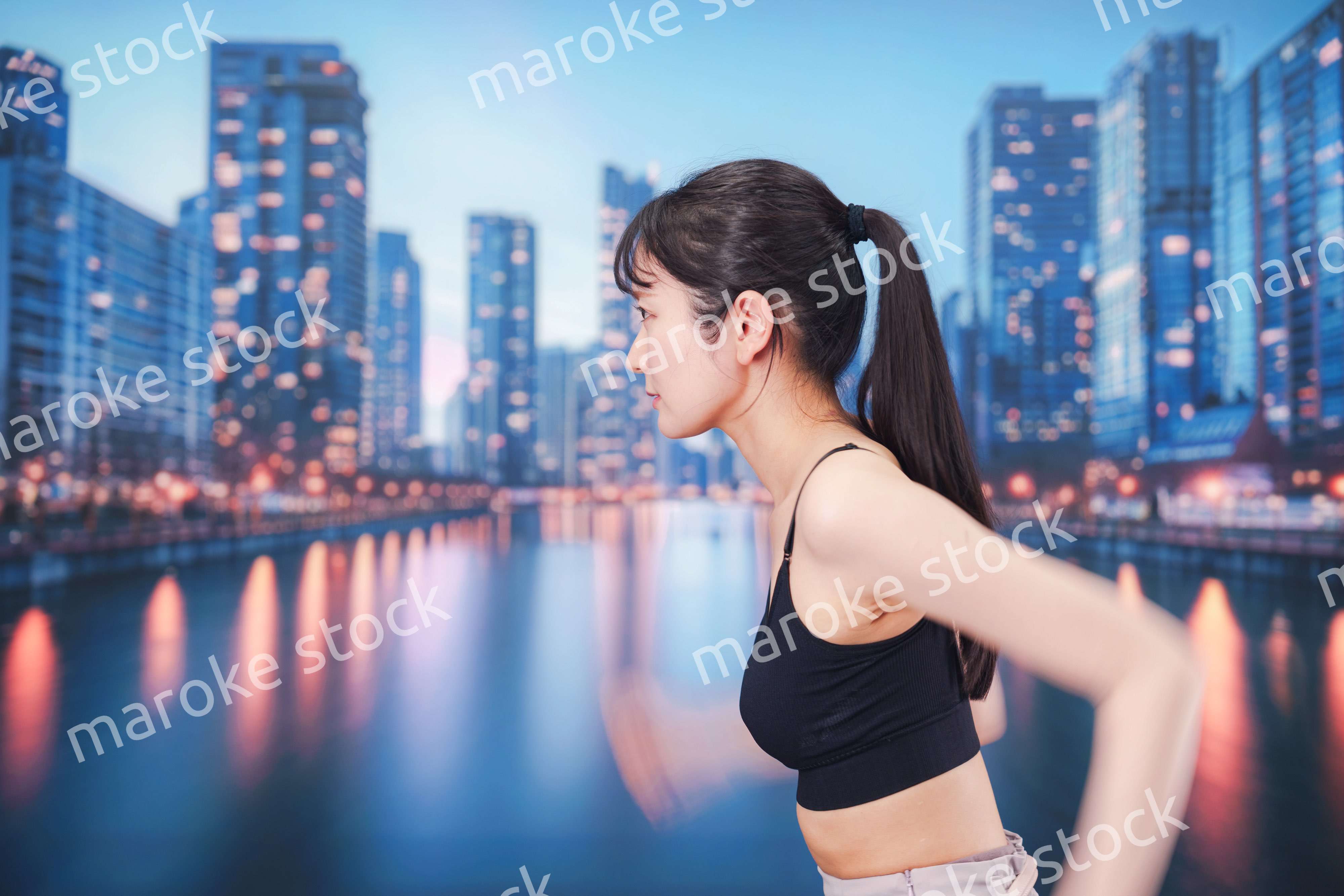 都会でランニングをする若い女性