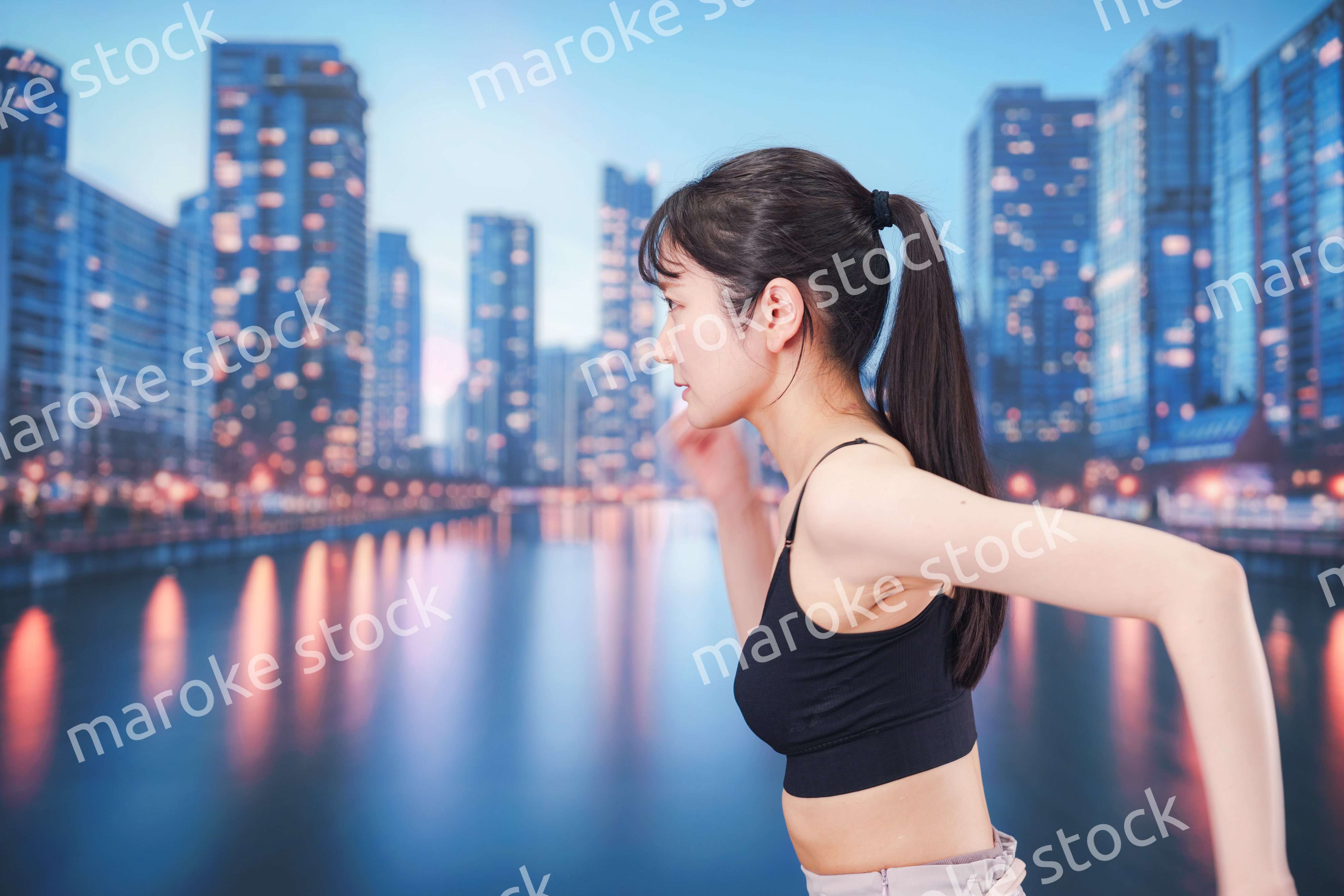 都会でランニングをする若い女性