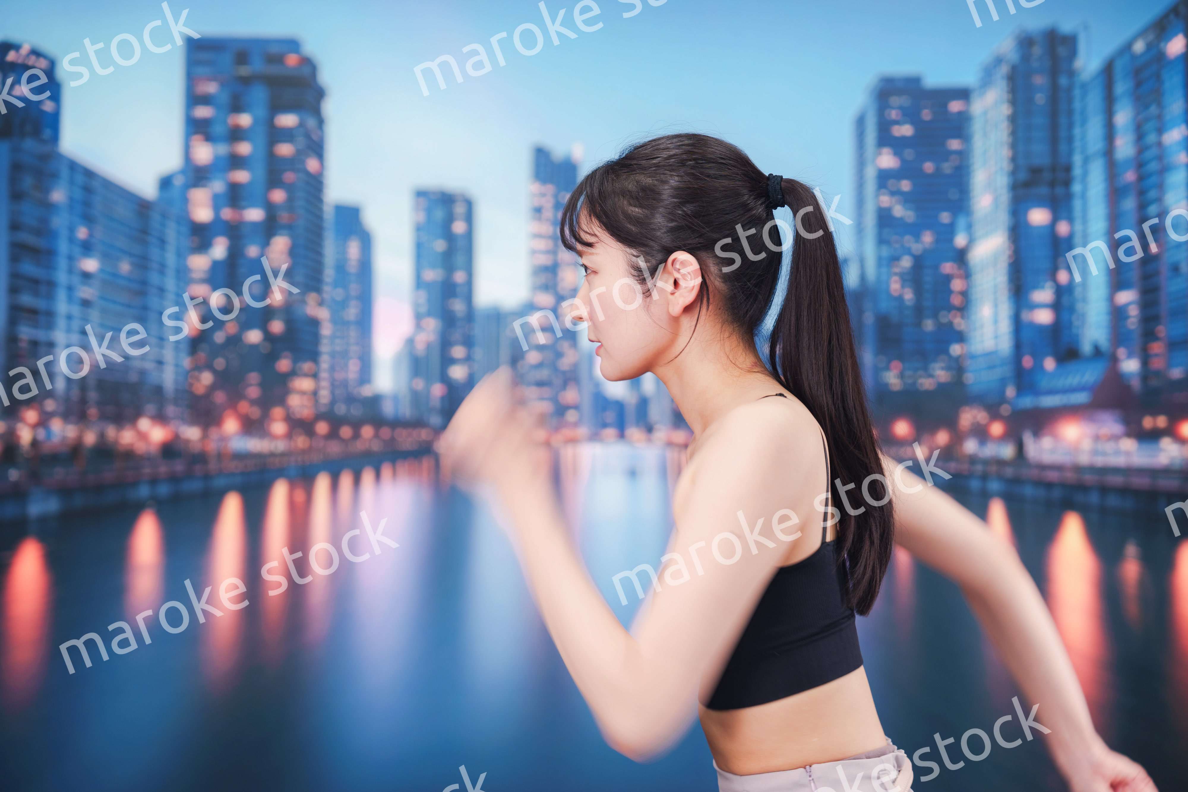 都会でランニングをする若い女性