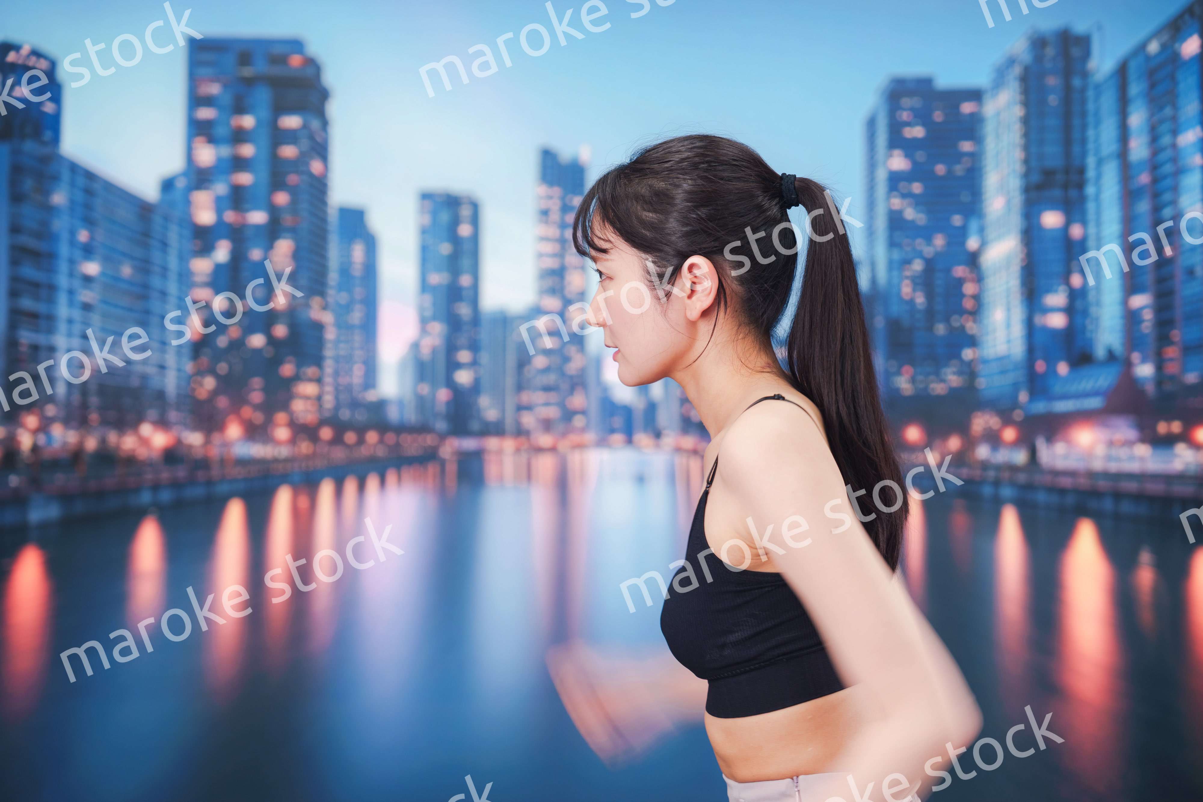 都会でランニングをする若い女性