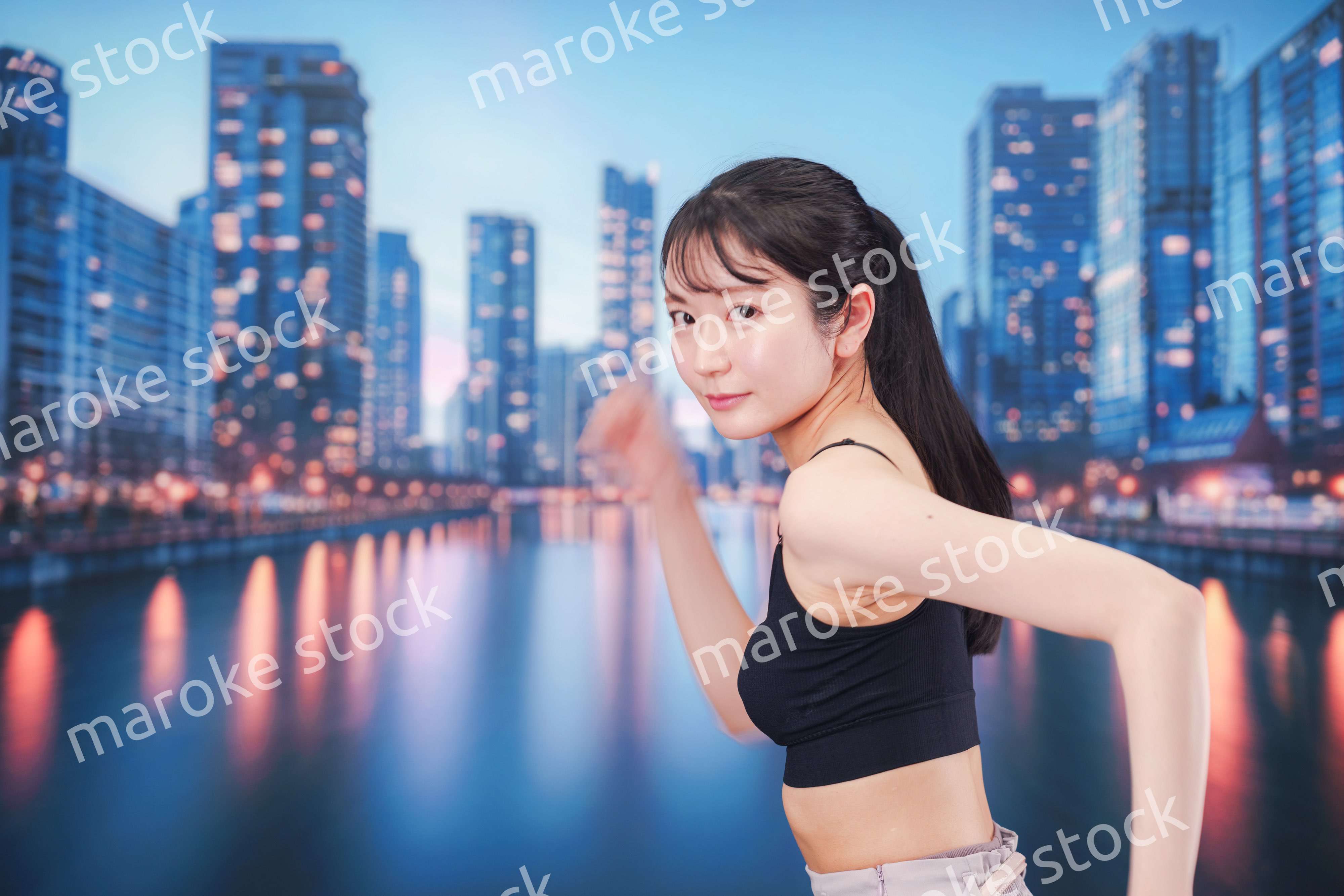 都会でランニングをする若い女性