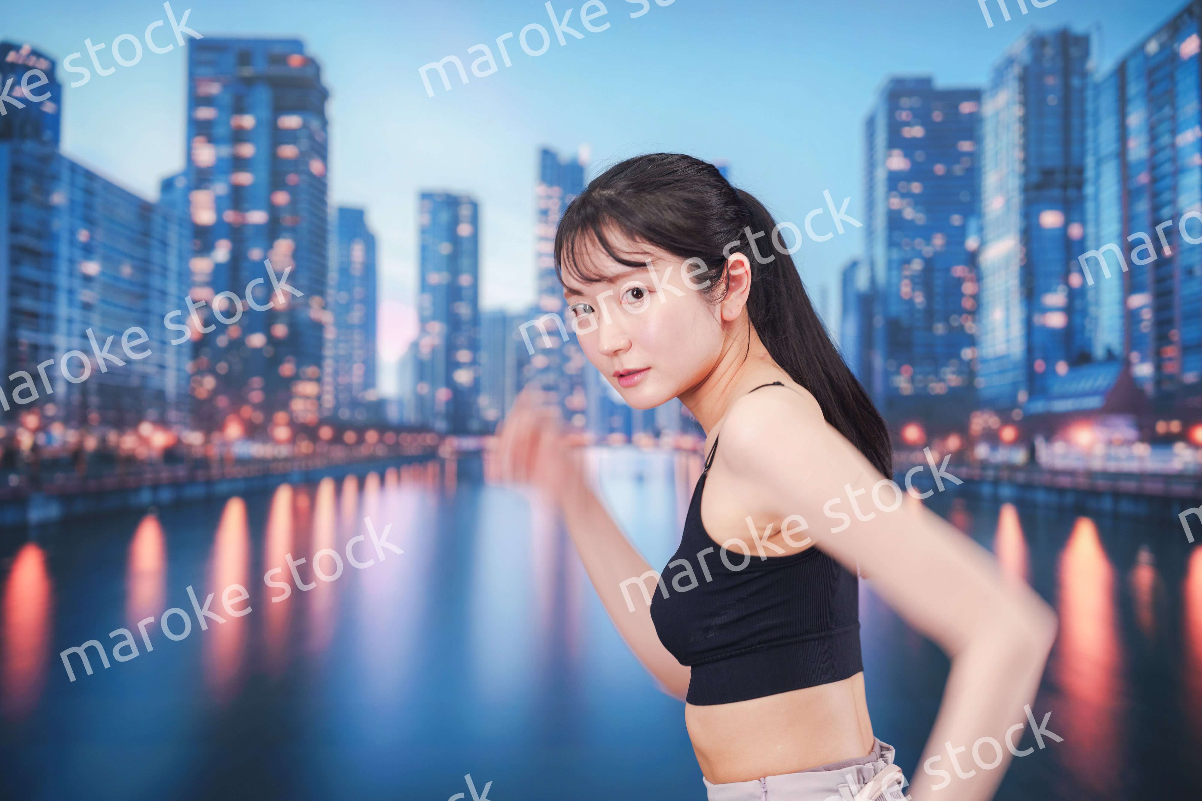 都会でランニングをする若い女性