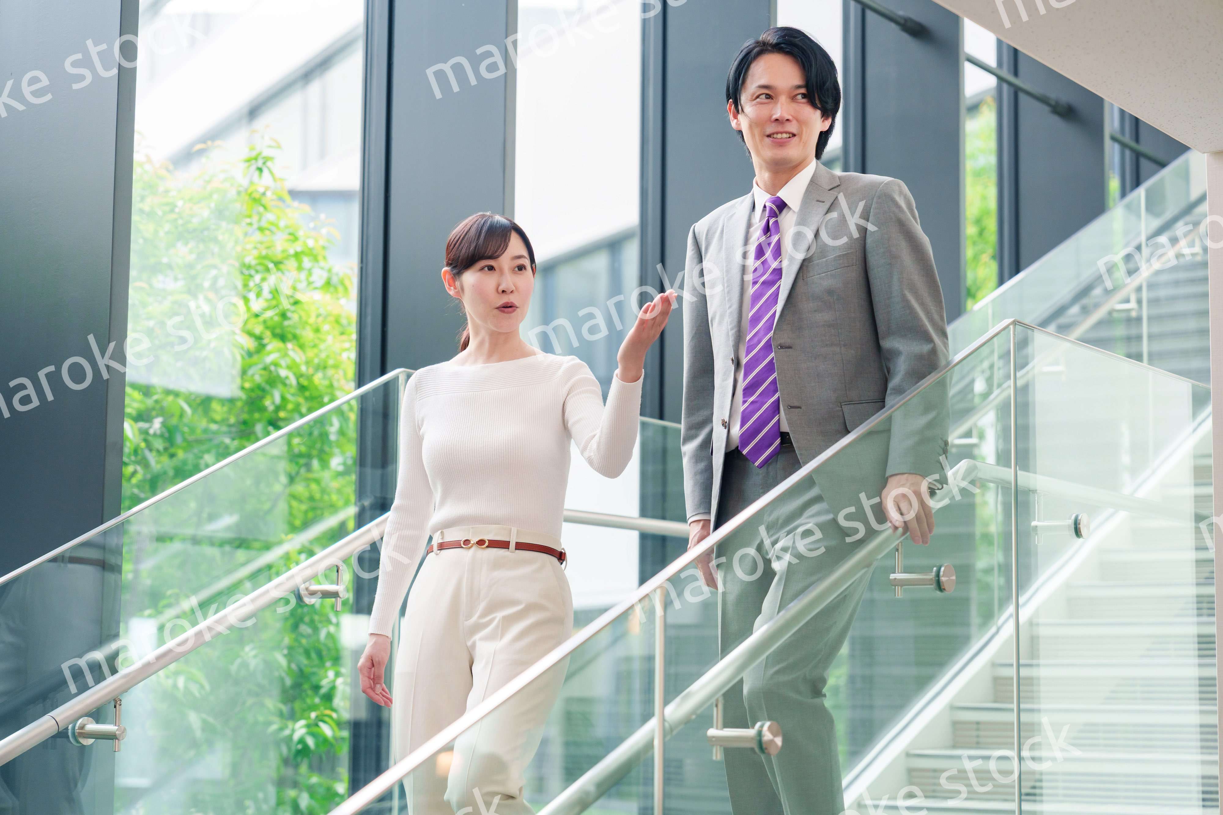 ゲストのお客様を案内する女性のビジネスパーソン