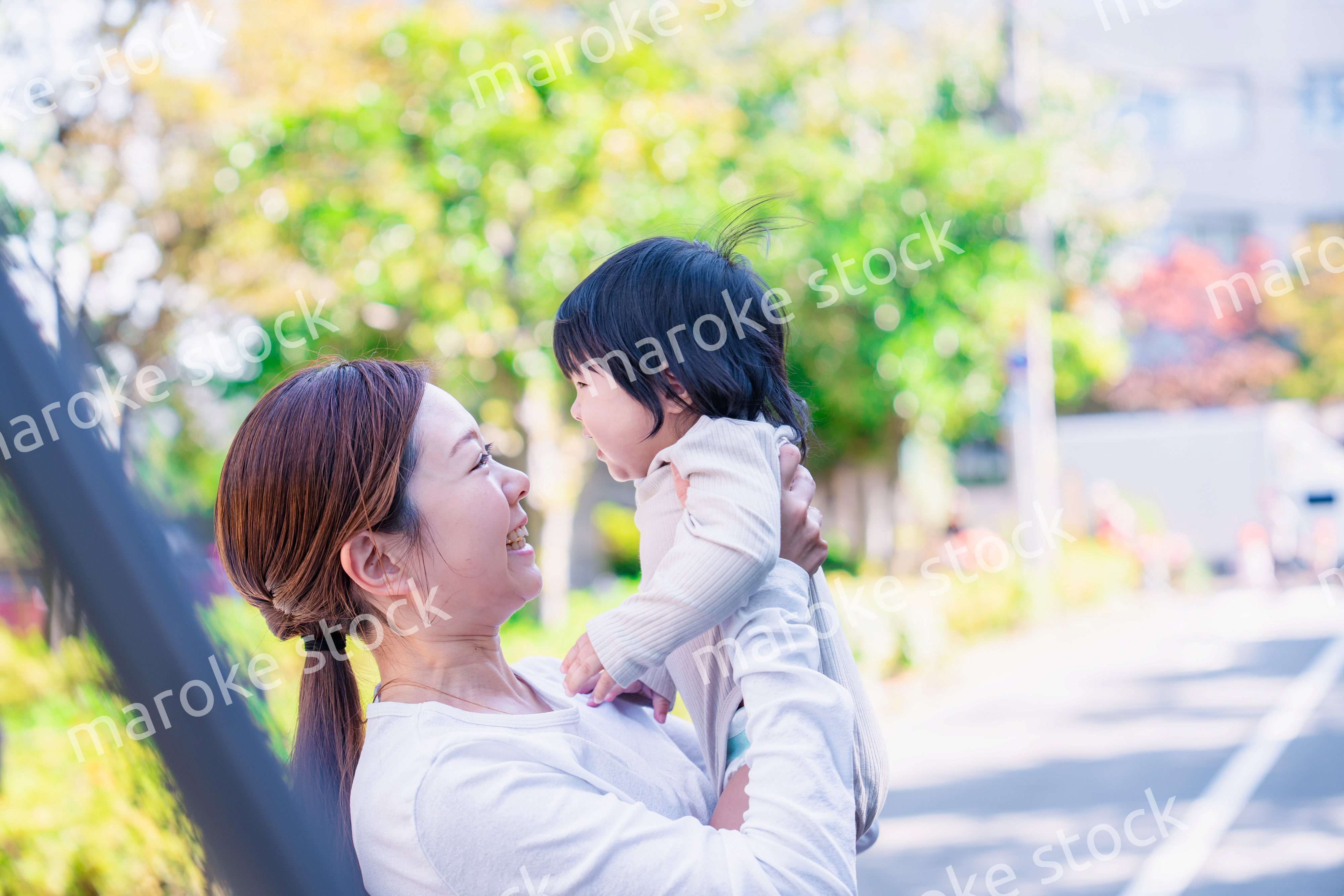 生後半年の赤ちゃんを抱っこして笑うお母さん