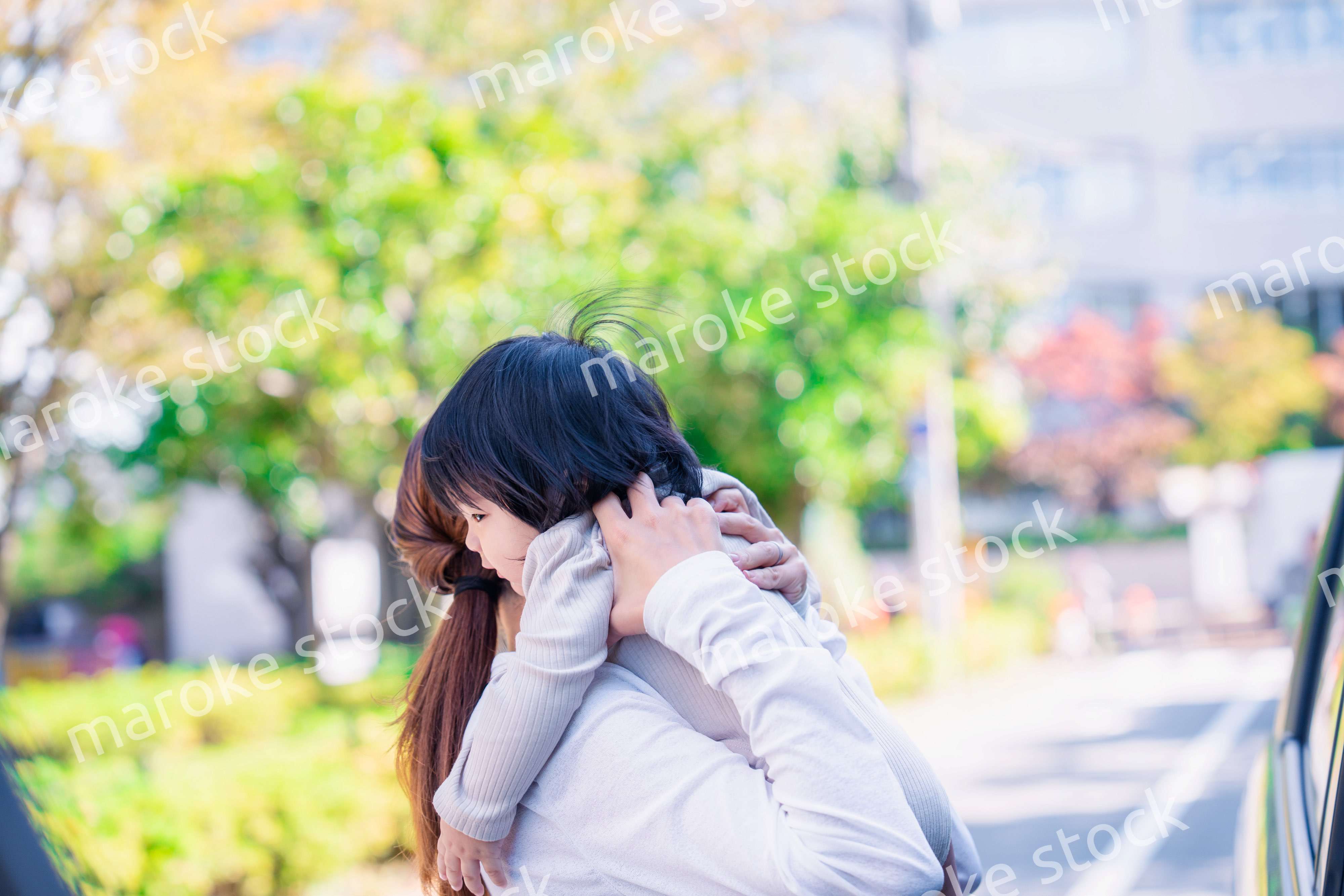 生後半年の赤ちゃんを抱っこして笑うお母さん